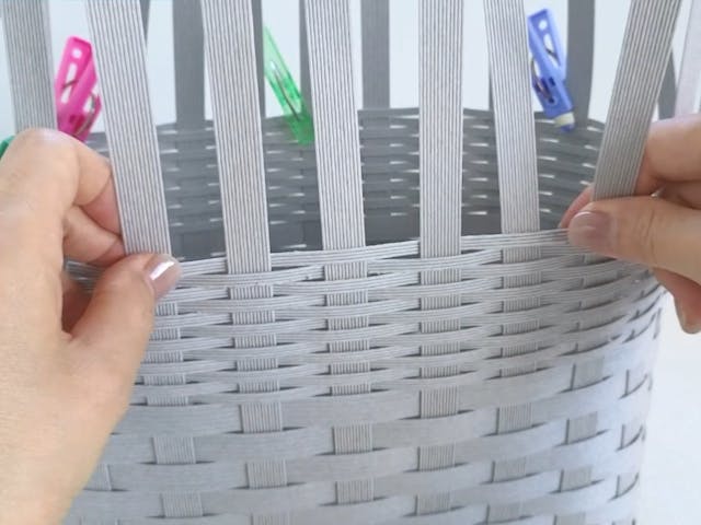 ぶきっちょさんも安心！誰でも楽しめる紙バンド（エコクラフト）のイメージ画像