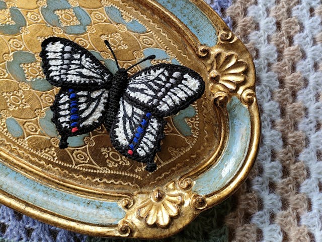 材料や色味の変化で雰囲気がガラリと変わる虫編み作品のイメージ画像