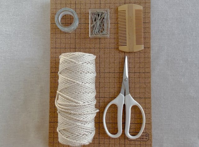 シンプルな道具と手軽に始められる
「マクラメ編み」のイメージ画像