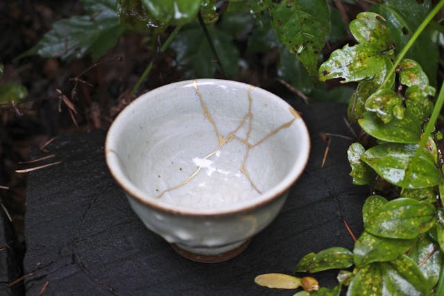 世界的に人気が高まっている
日本の伝統文化「金継ぎ」のイメージ画像