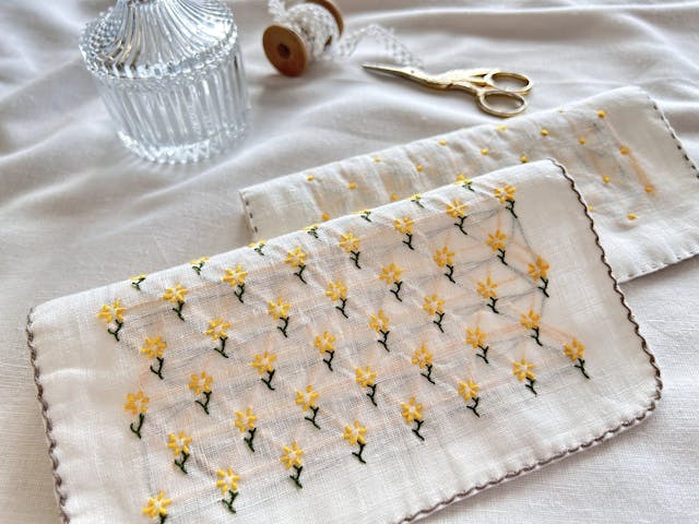 お花畑をイメージした
「小花刺し」のリネンハンカチを制作のイメージ画像