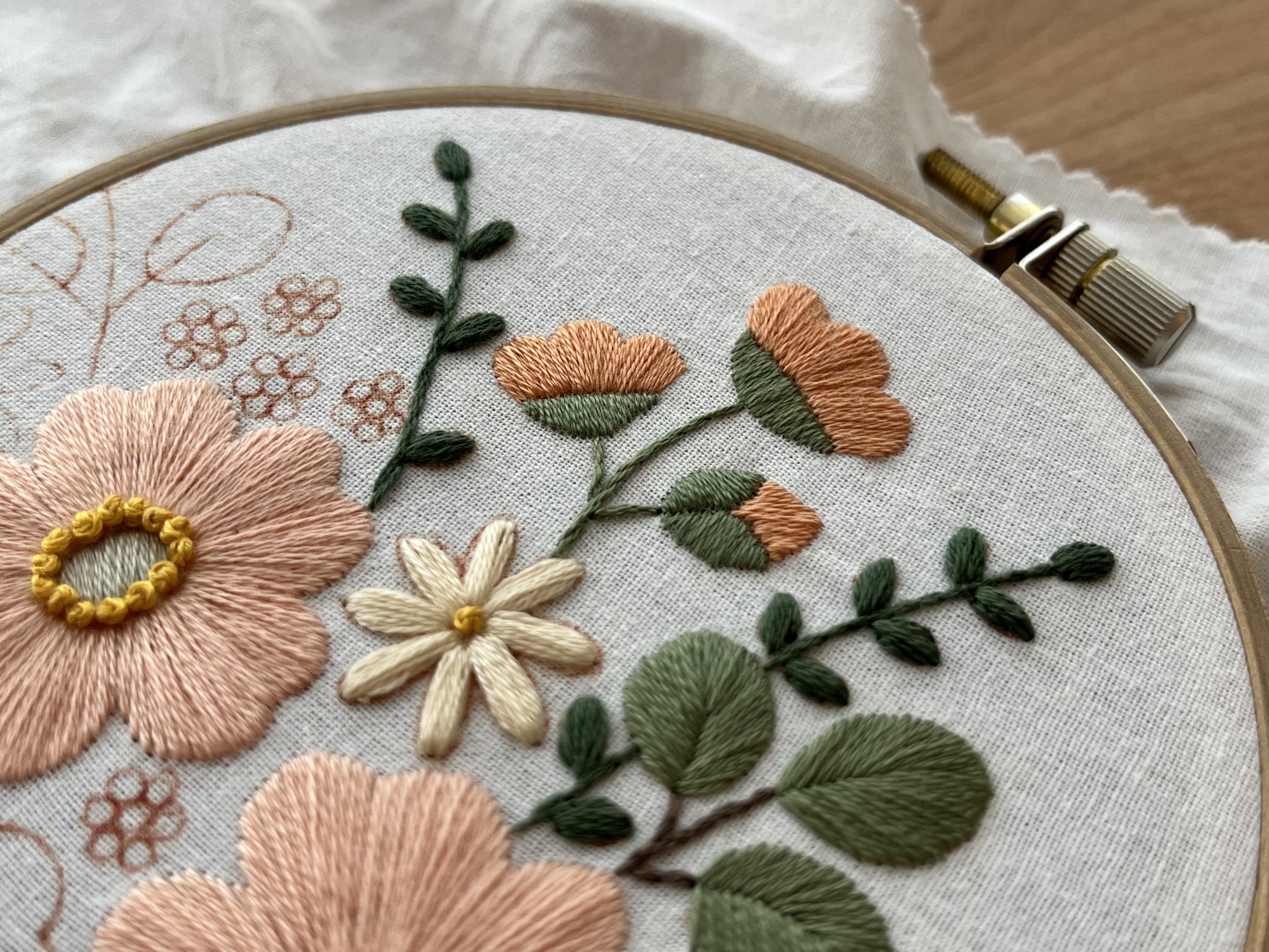 アンティーク 花咲く野を飛ぶバード アランソンレース ✜ 糸花刺繍✾ドイリー アンティーク 花咲く野を飛ぶバード アランソンレース ✜ 糸花