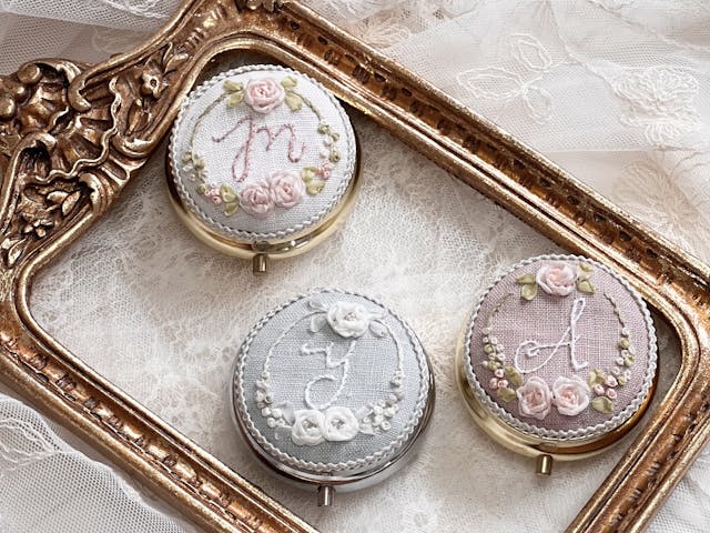 【初めてさんでもできる】リボン刺繍で作るイニシャルピルケース講座