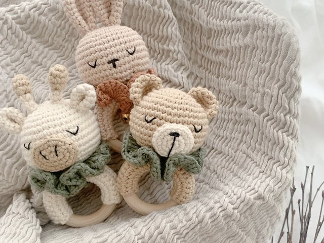 【くまさんラトルとドーナツのあみぐるみ】手編みのベビートイ講座