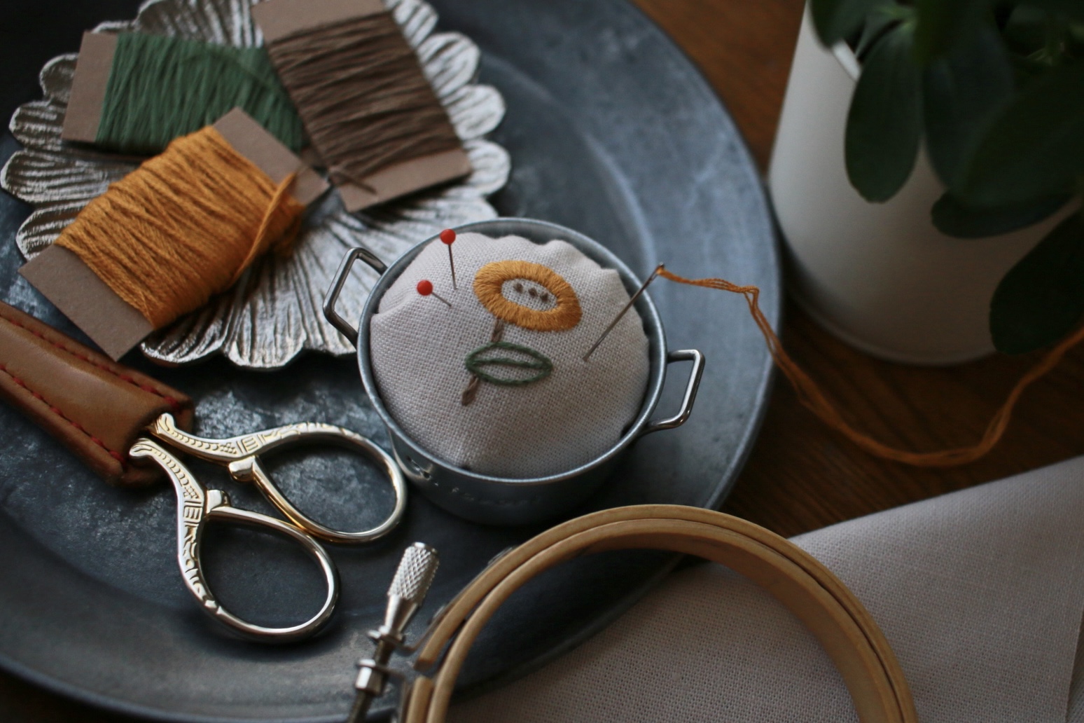 刺繍で作る、北欧調の花咲くピンクッション講座