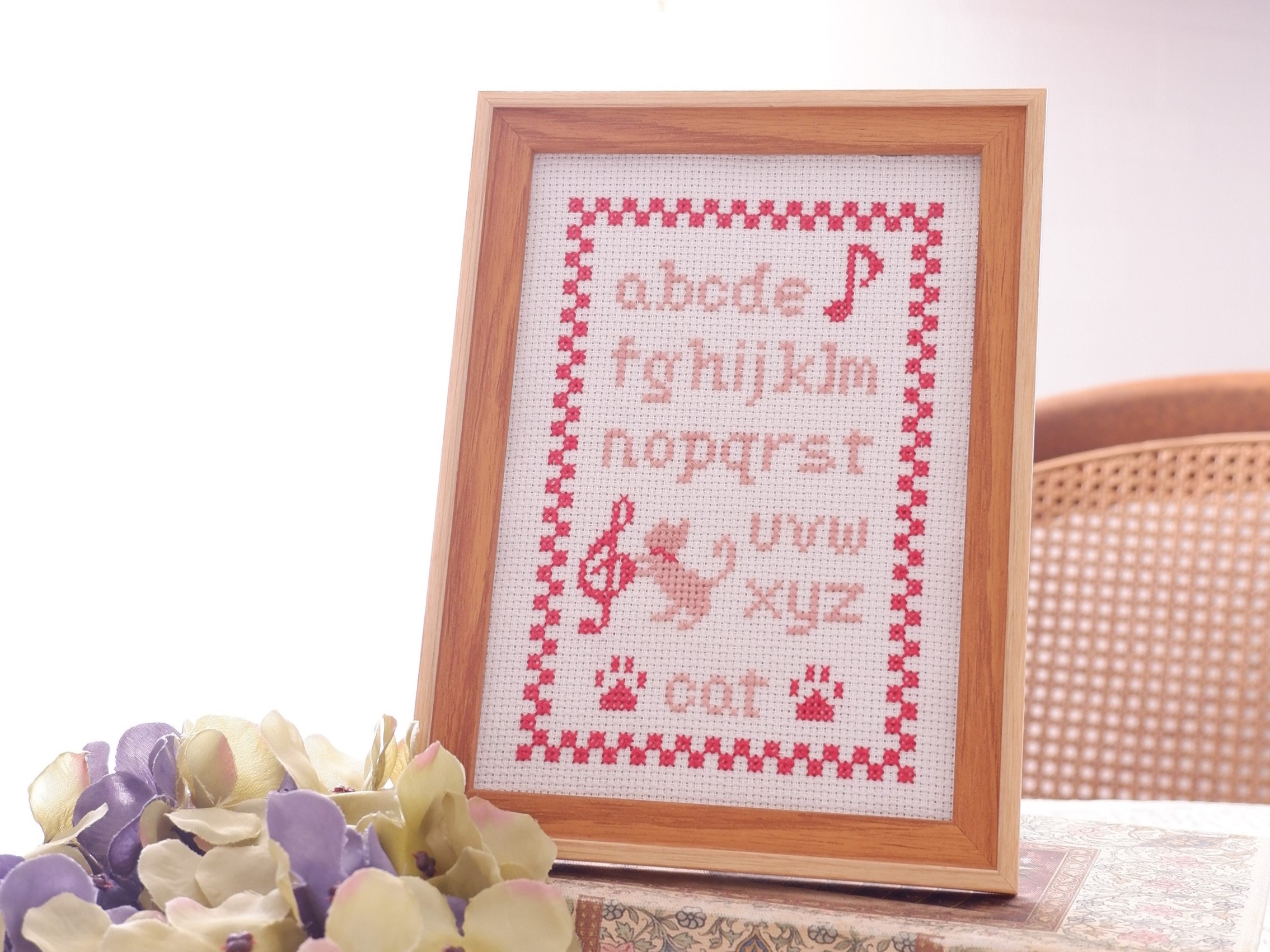 猫と音符のアルファベットサンプラーで学ぶ、クロスステッチの基礎講座