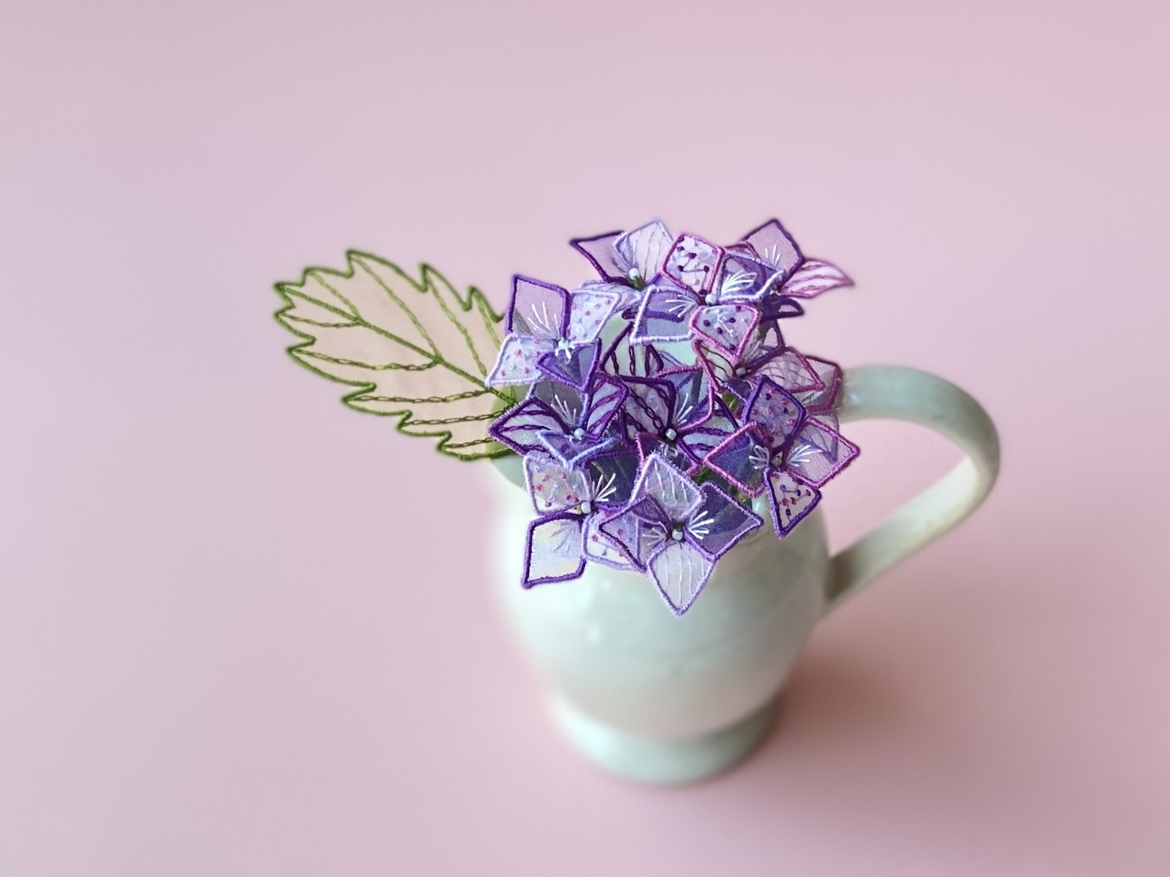 紫色の花柄刺繍座布団 楽天市場】【オプション】 刺繍名入れ ※座布団本体は含みません