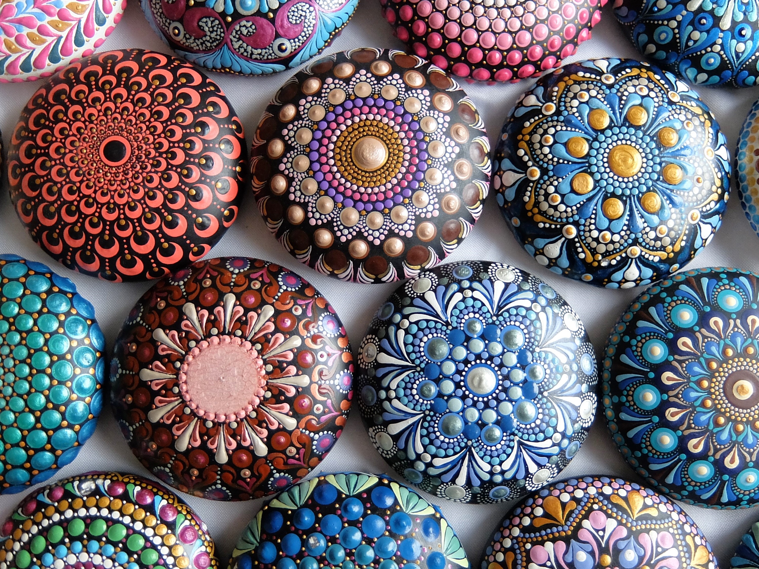 アクリル絵の具で描く、ドットマンダラ・ストーンアート講座