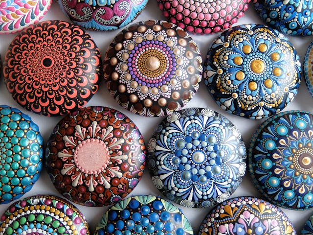 アクリル絵の具で描く、ドットマンダラ・ストーンアート講座