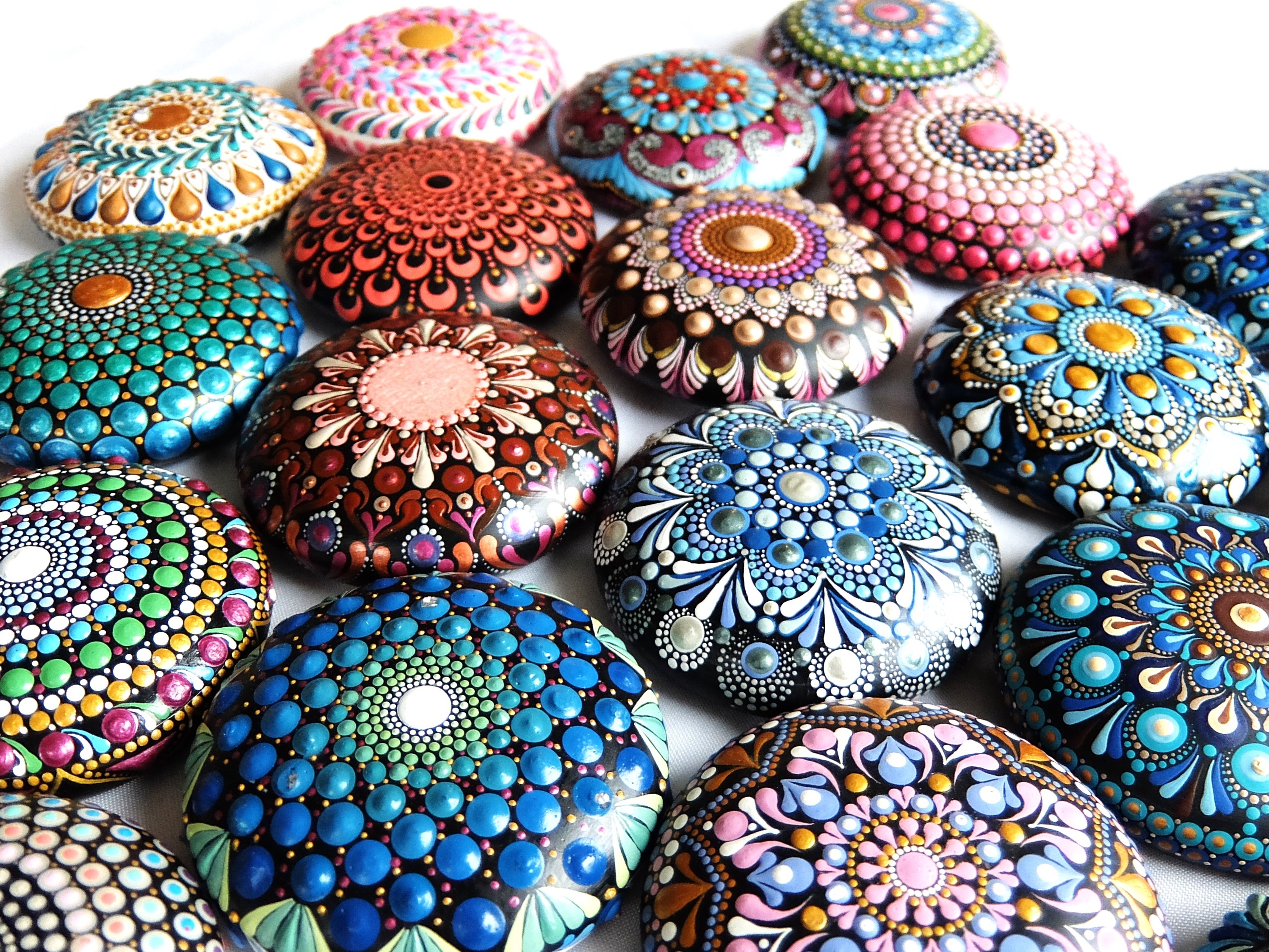 アクリル絵の具で描く、ドットマンダラ・ストーンアート講座の紹介画像2