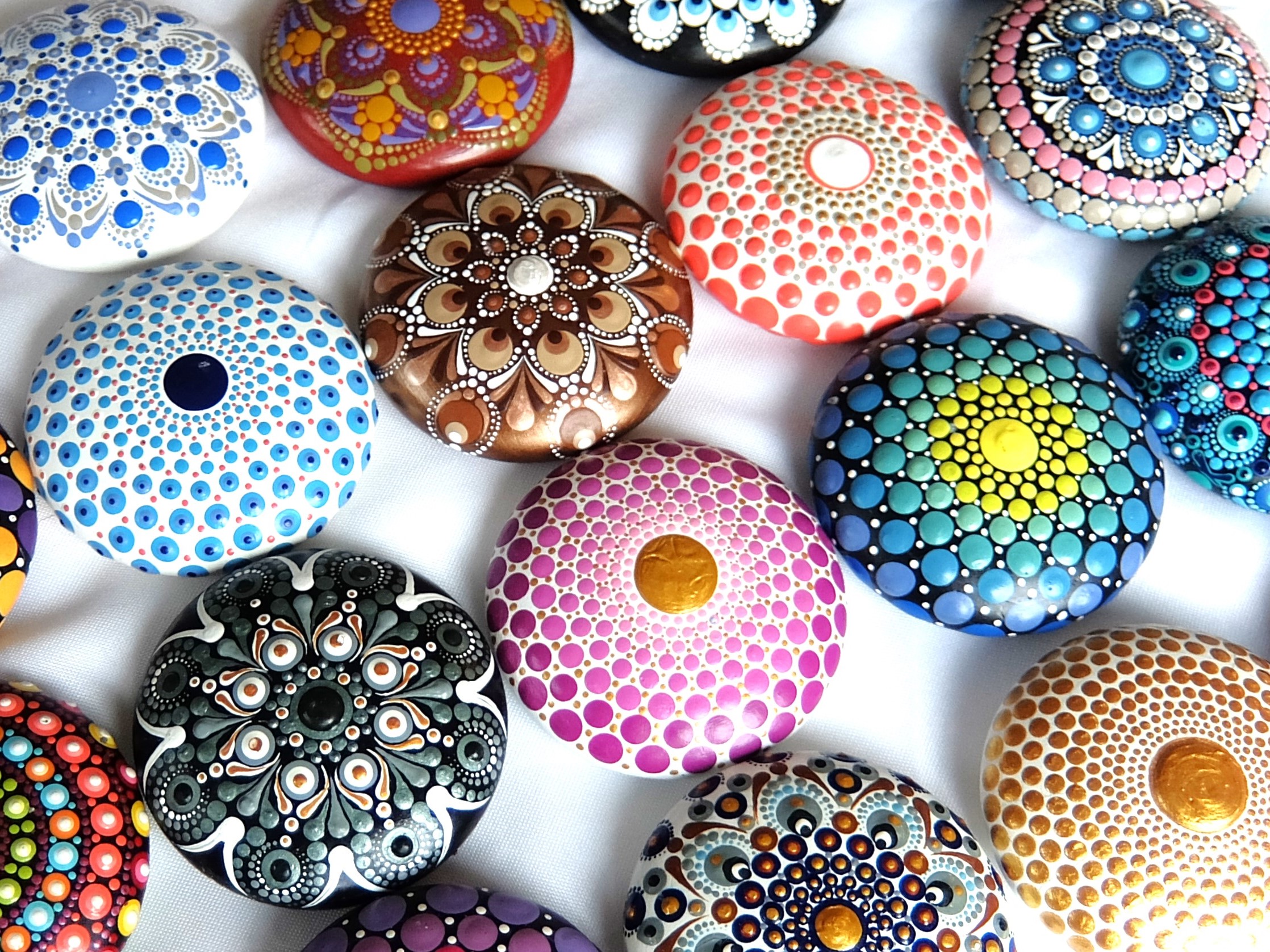 アクリル絵の具で描く、ドットマンダラ・ストーンアート講座の紹介画像4