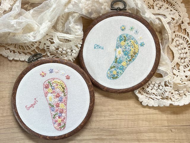 赤ちゃんの足型から作る、お花刺しゅう枠飾り講座