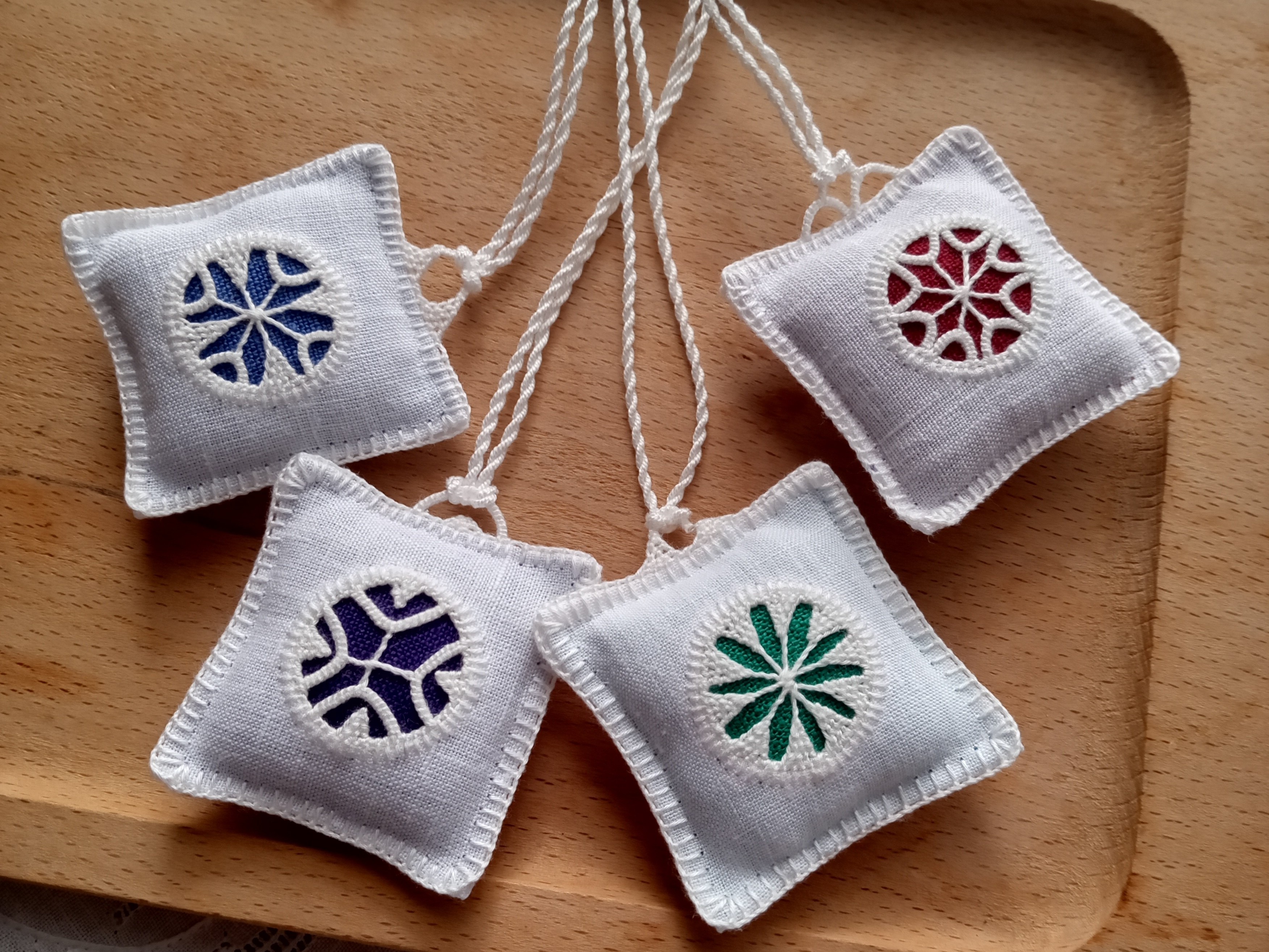 デンマークの白糸刺繍、はじめての「ヘデボ」講座〜基礎ステッチで作るピンクッション〜の紹介画像3
