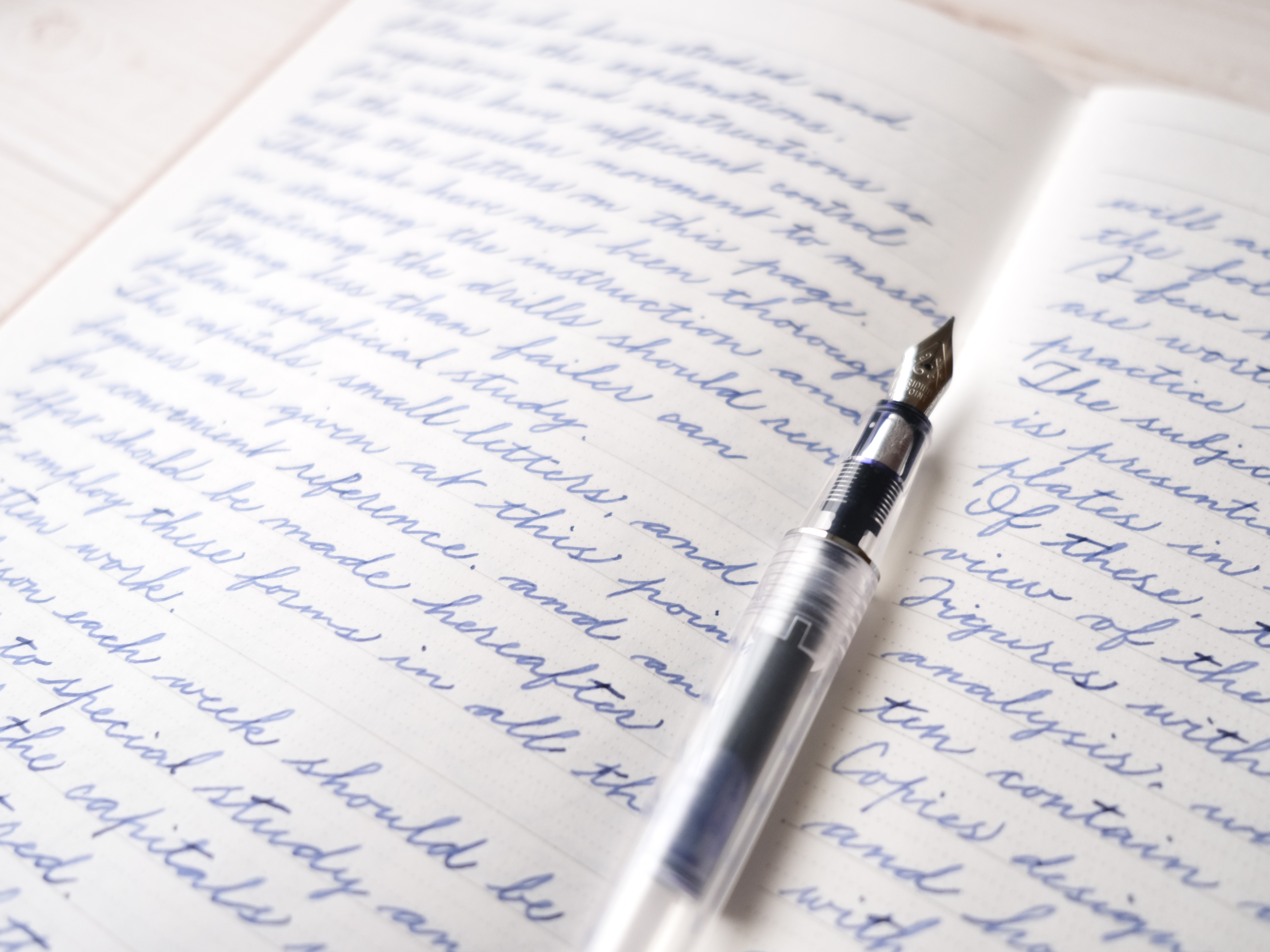 カリグラフィーの基礎となる「アルファベット筆記体」講座