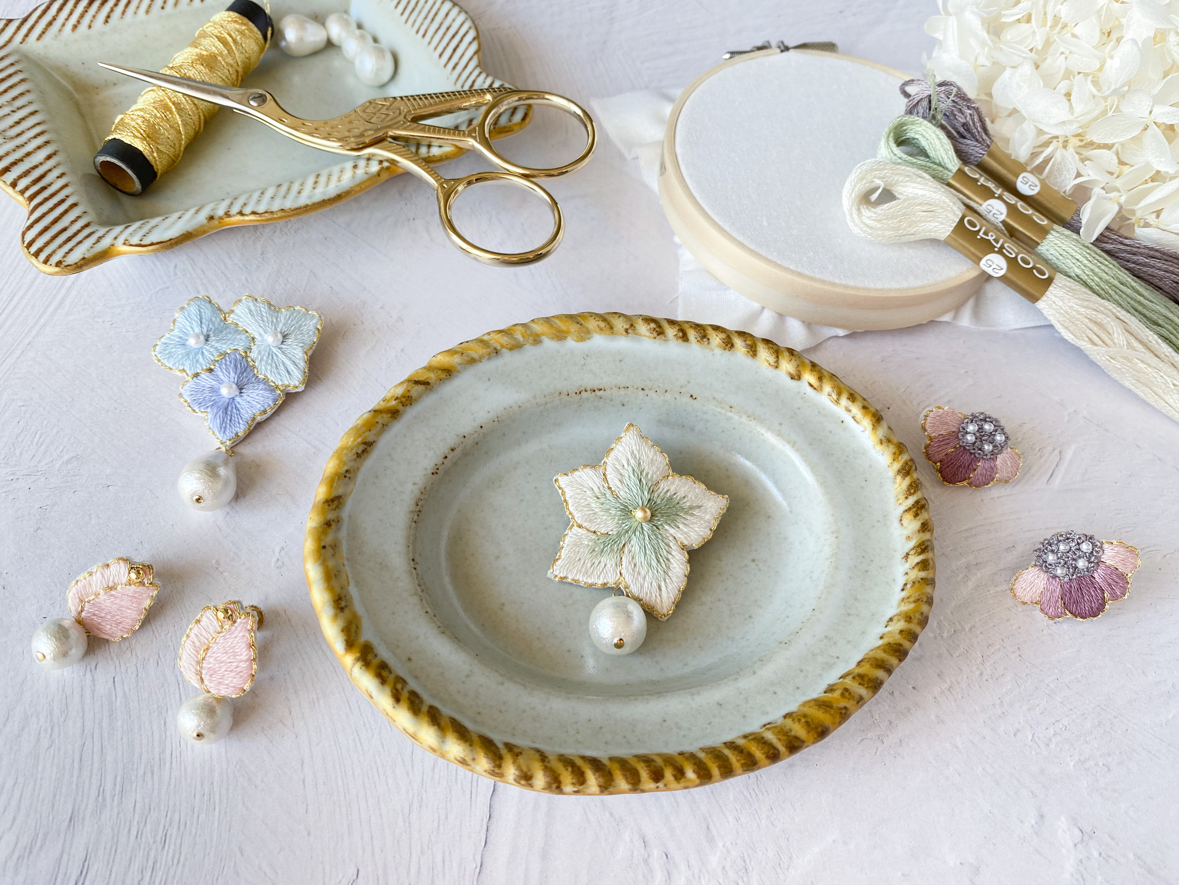 【初心者の方でも大丈夫◎】淡色×金糸の色合いがかわいらしく上品な花刺繍の耳飾りとブローチ講座