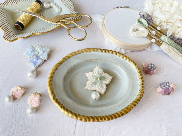 【初心者の方でも大丈夫◎】淡色×金糸の色合いがかわいらしく上品な花刺繍の耳飾りとブローチ講座