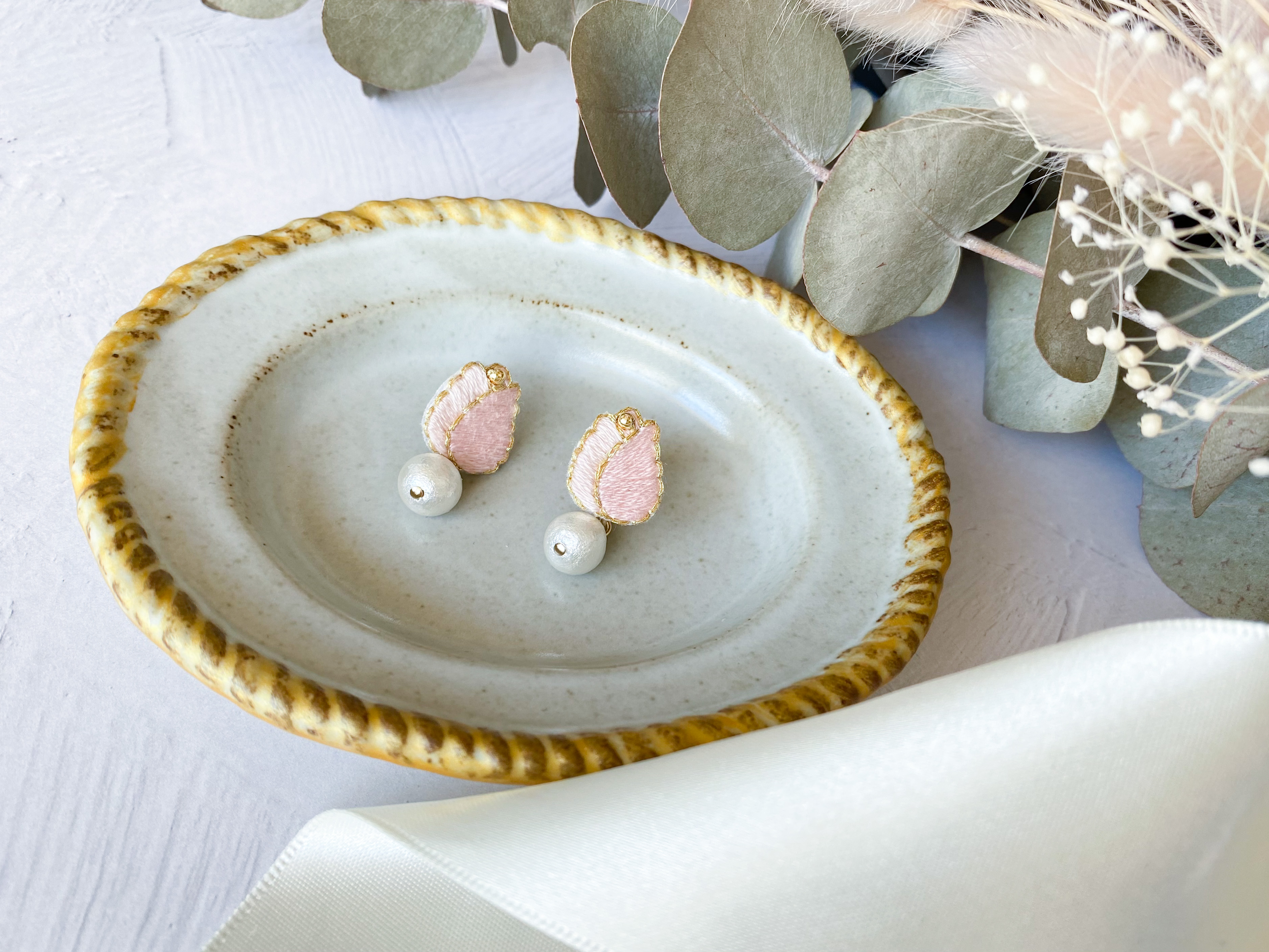 【初心者の方でも大丈夫◎】淡色×金糸の色合いがかわいらしく上品な花刺繍の耳飾りとブローチ講座の紹介画像2