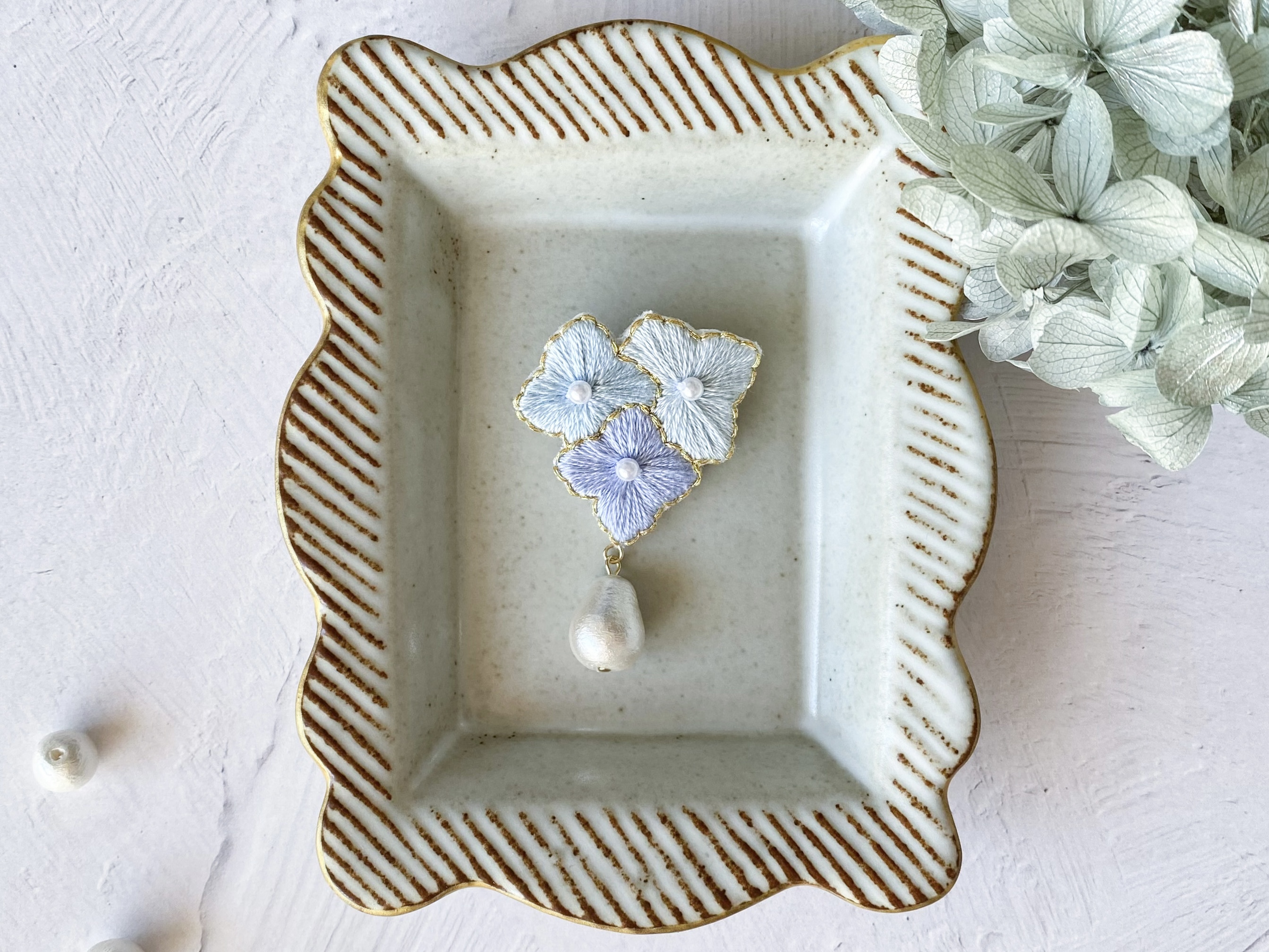 【初心者の方でも大丈夫◎】淡色×金糸の色合いがかわいらしく上品な花刺繍の耳飾りとブローチ講座の紹介画像3