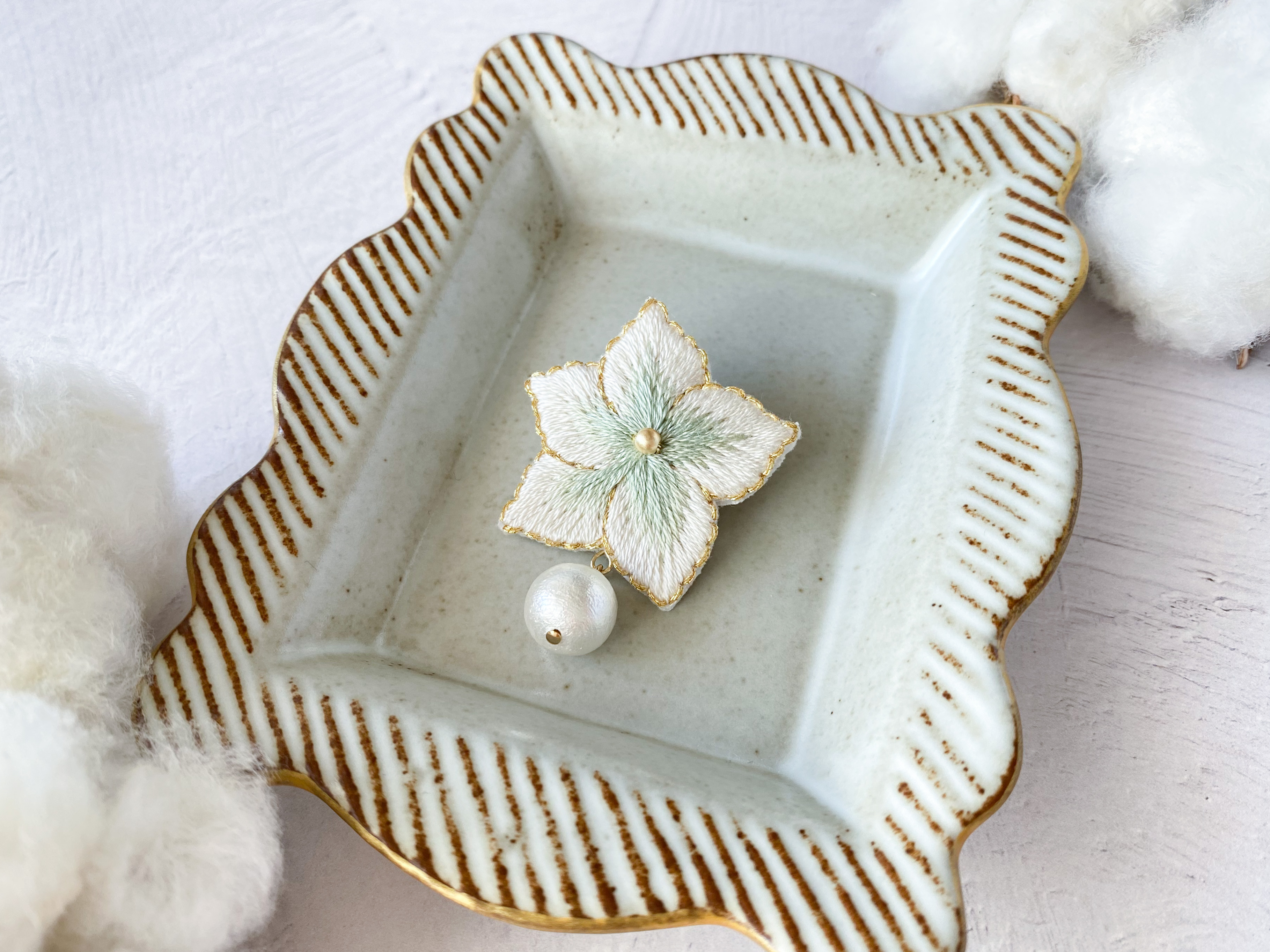 【初心者の方でも大丈夫◎】淡色×金糸の色合いがかわいらしく上品な花刺繍の耳飾りとブローチ講座の紹介画像5