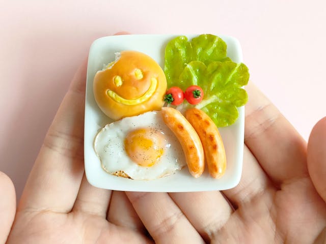 かじりかけがかわいい！樹脂粘土で作る、にこちゃんクリームパンのモーニングプレート講座