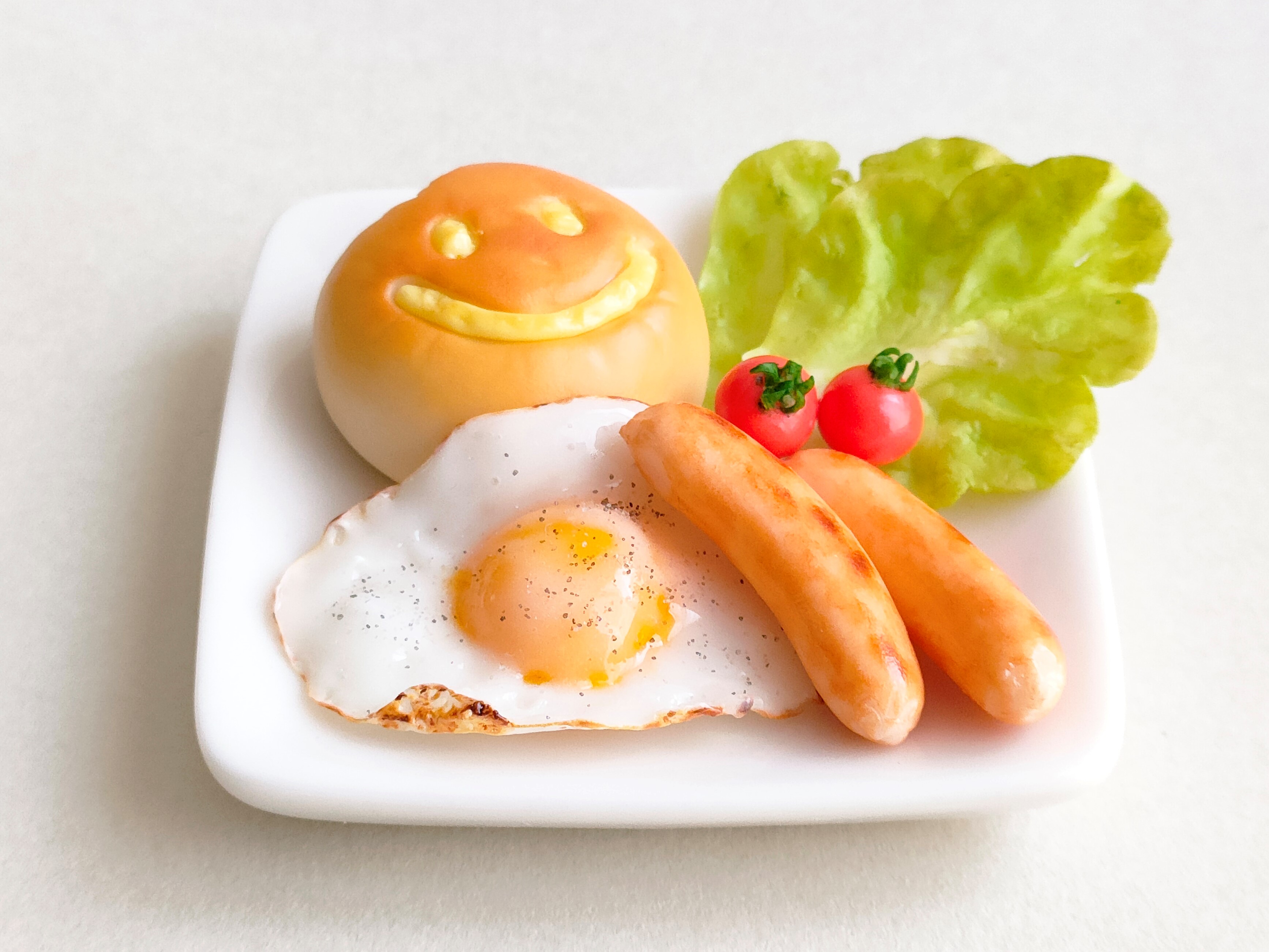 かじりかけがかわいい！樹脂粘土で作る、にこちゃんクリームパンのモーニングプレート講座の紹介画像2