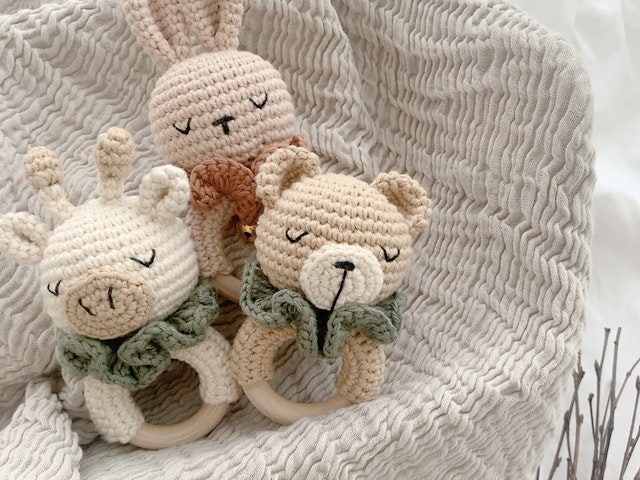 くまさんラトル パーツのつなげ方、顔の刺繍の画像