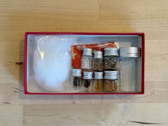 キット内容とお香づくりの道具の説明の画像