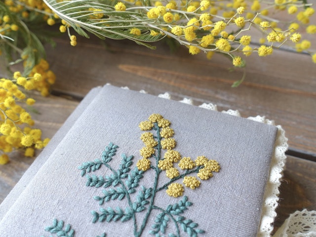 ボタニカルなミモザの刺繍の画像