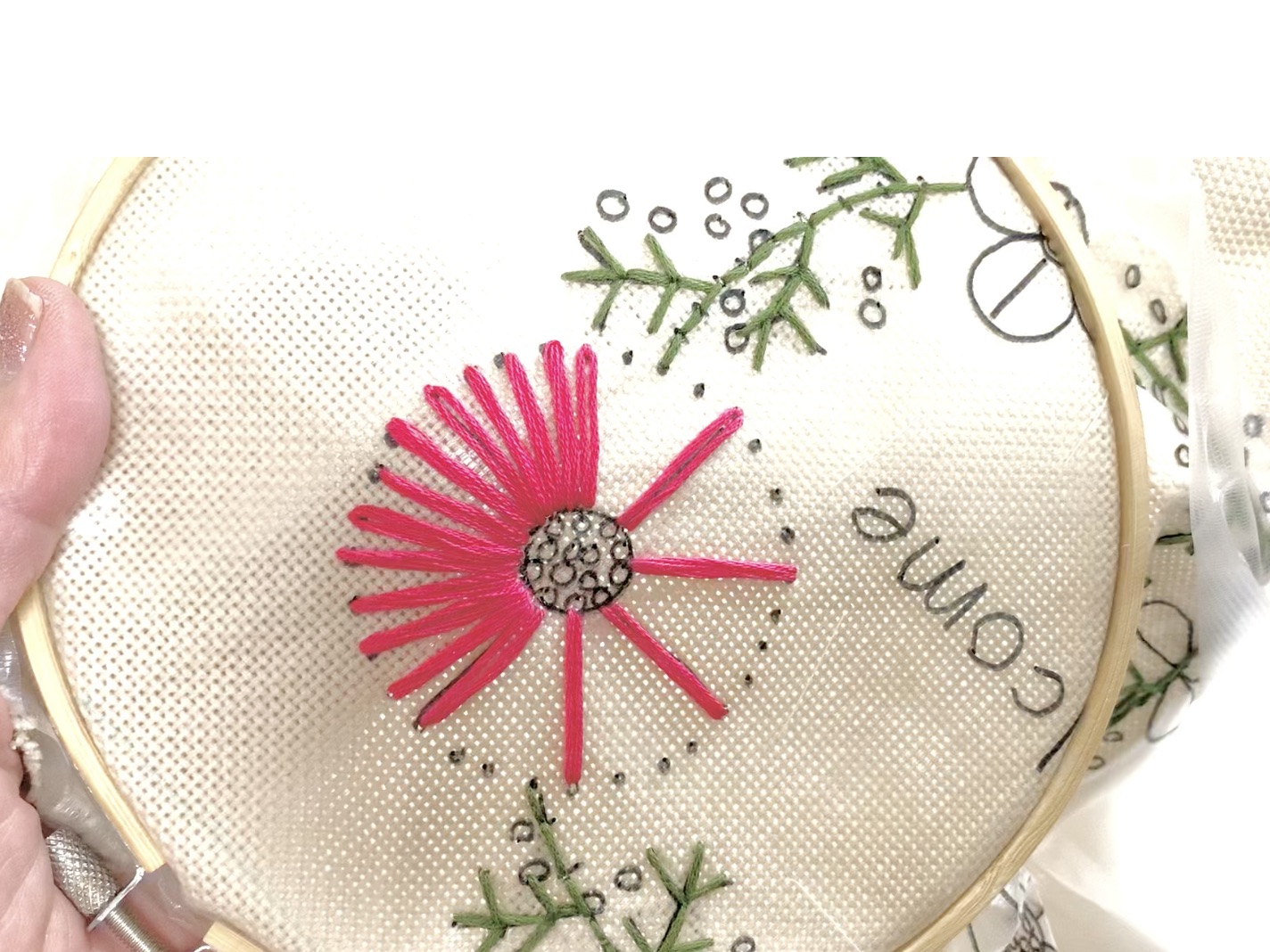 ③花の刺繍の画像