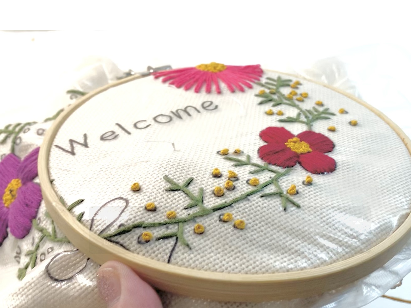 ④花芯と実の刺繍の画像