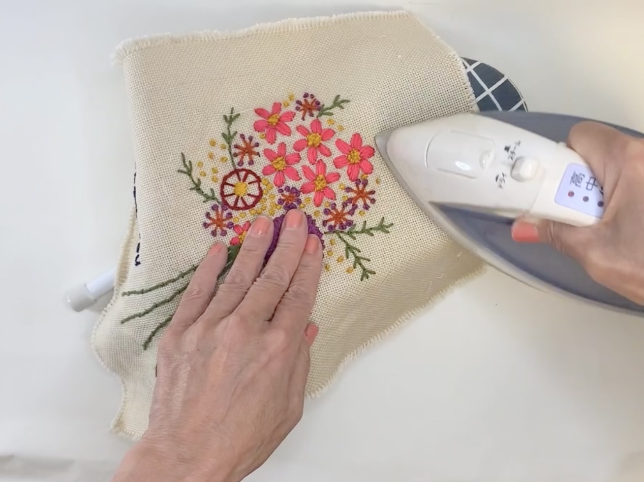 アイロンと額装仕上げの画像