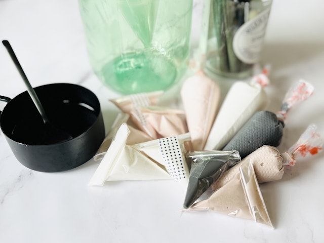 ロイヤルアイシングの硬さ調整 Royal Icing Consistenciesの画像