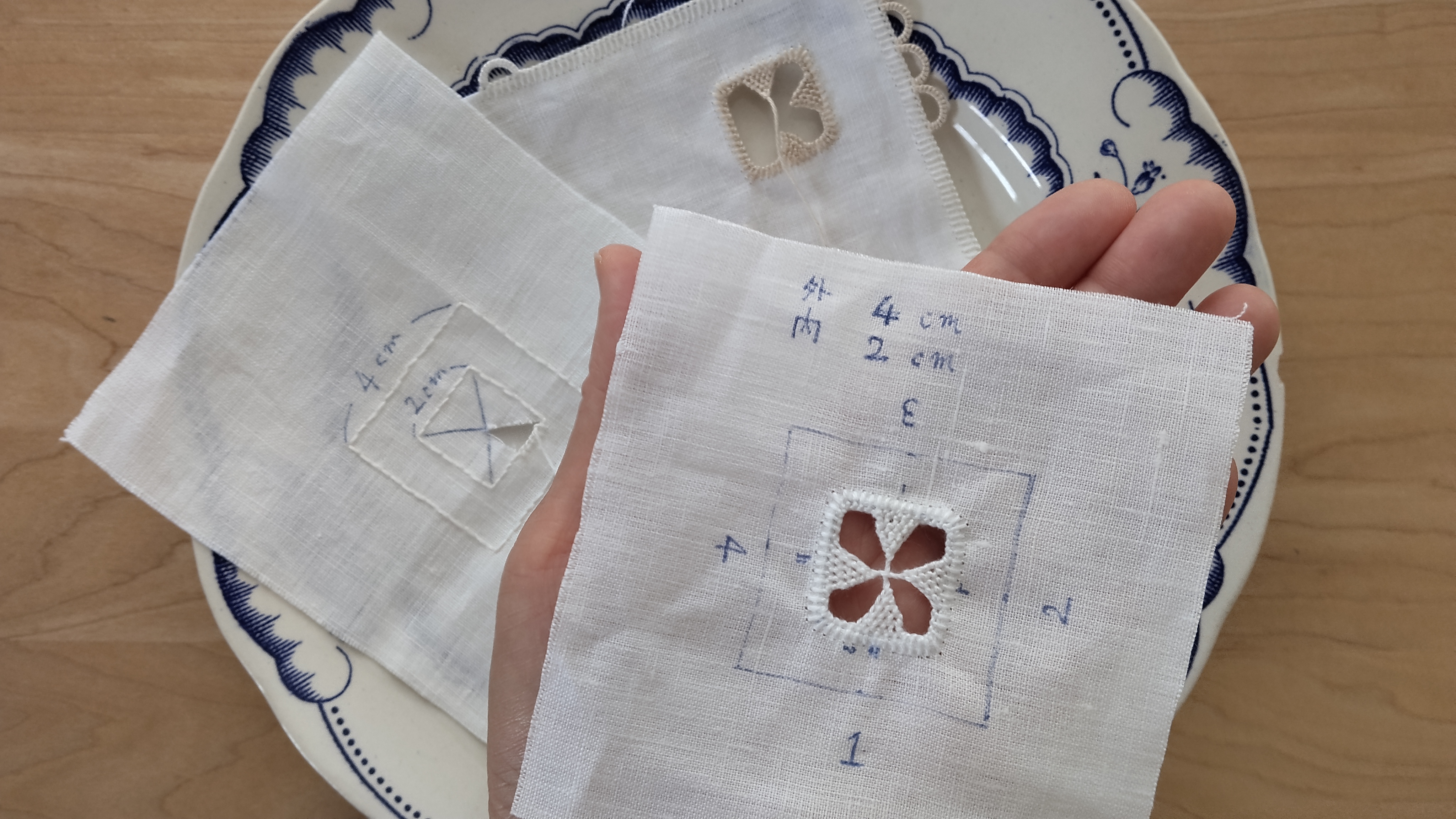 ピンクッション製作の概要と内部刺繍（リックラックの模様）の画像