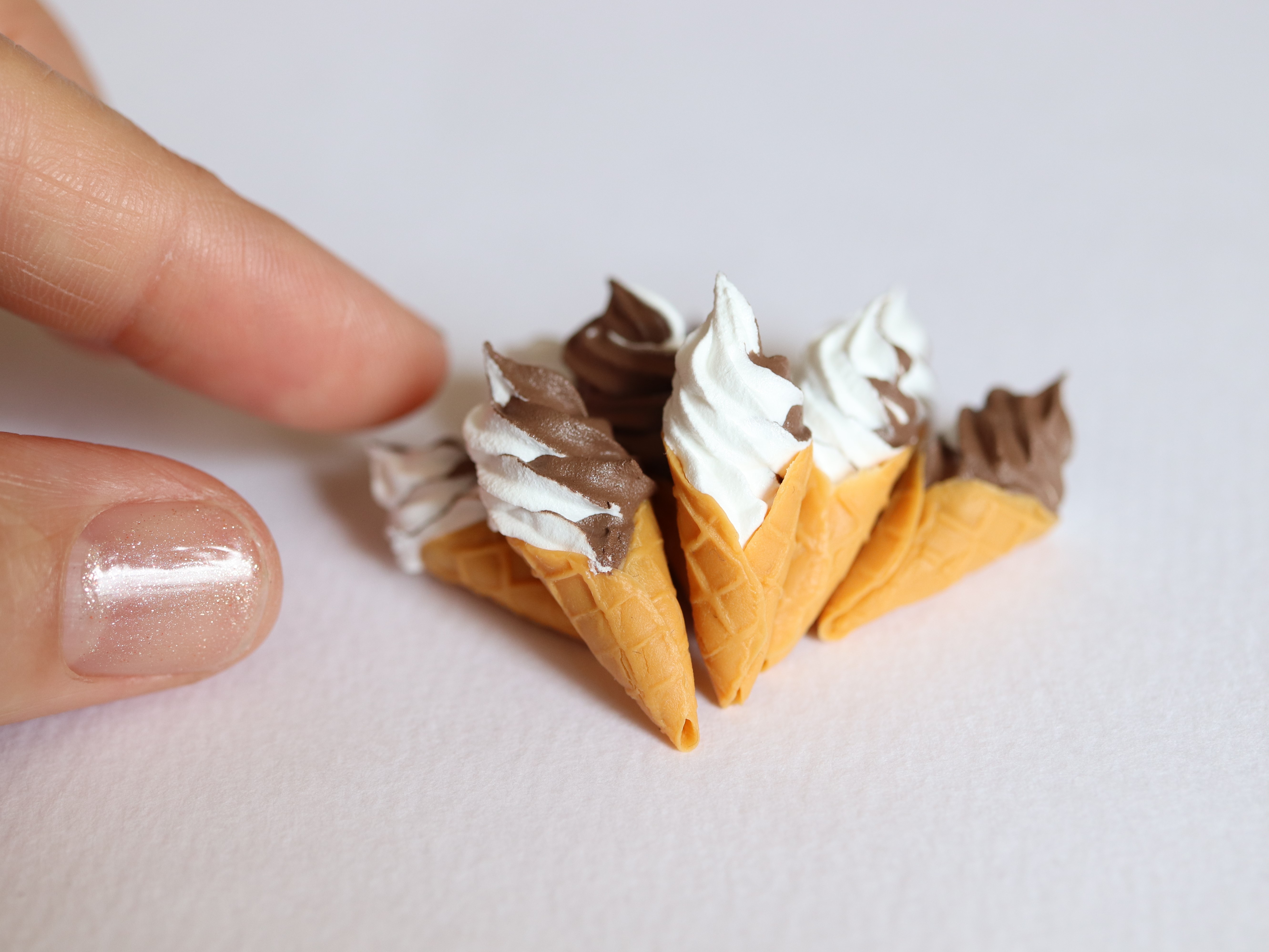 ワッフルコーンのダブルソフトクリームを作ろうの画像