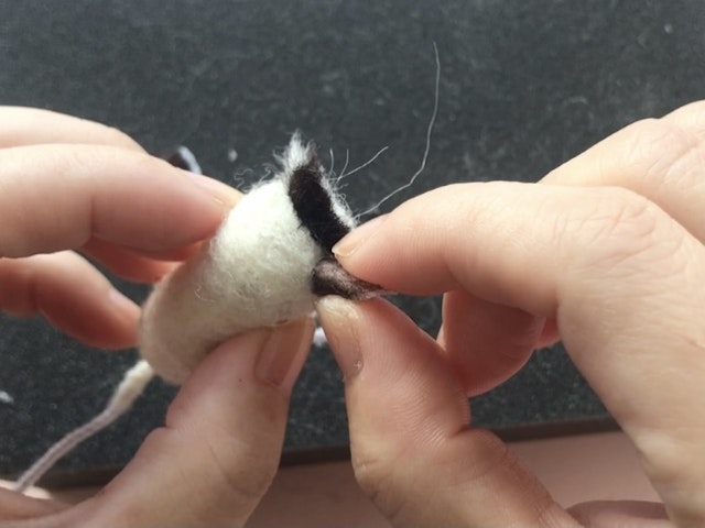 耳の土台作りと耳付け方の画像