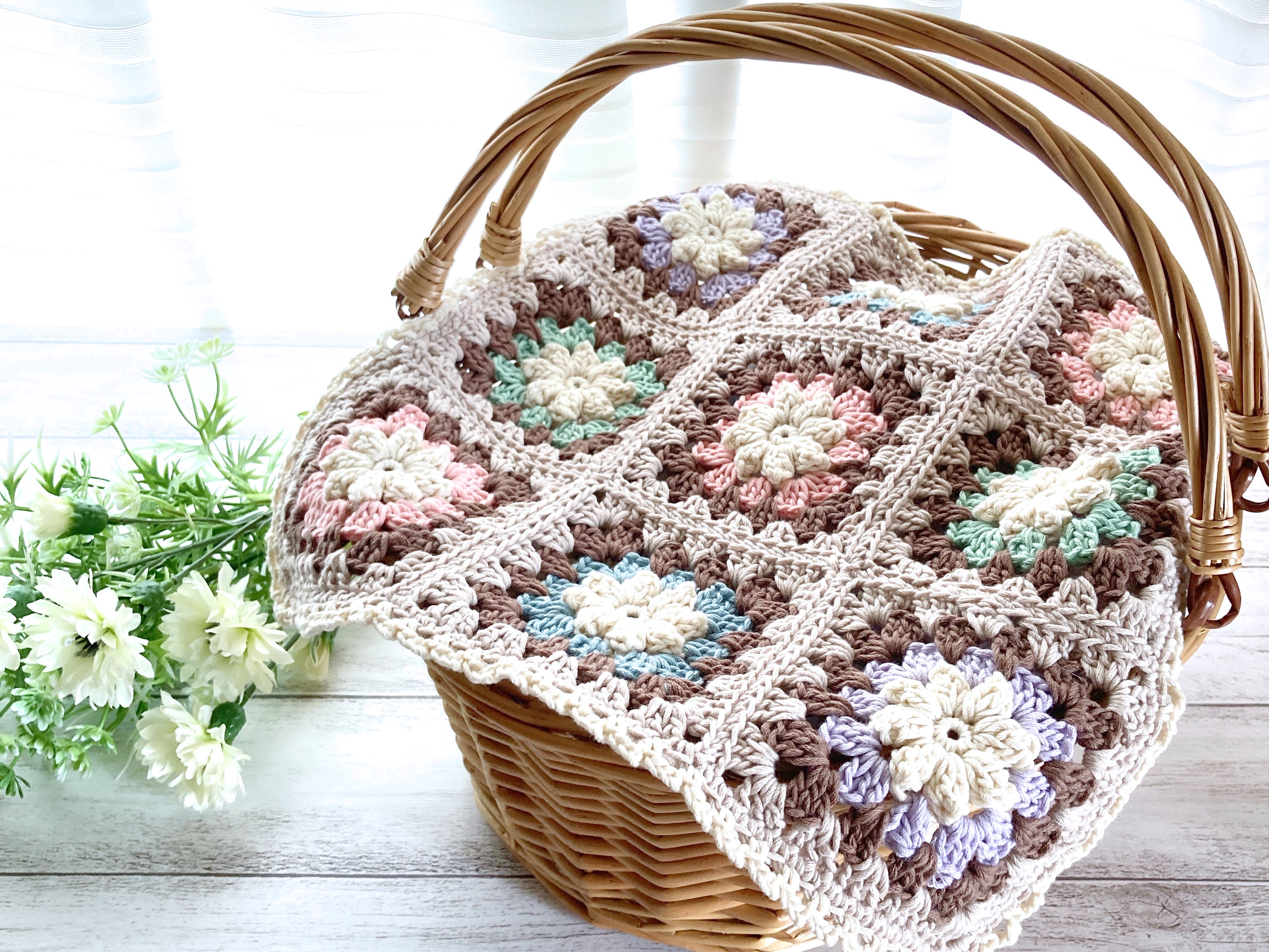 花モチーフのカバーの作り方〈モチーフをつなげて縁編みをする〉の画像