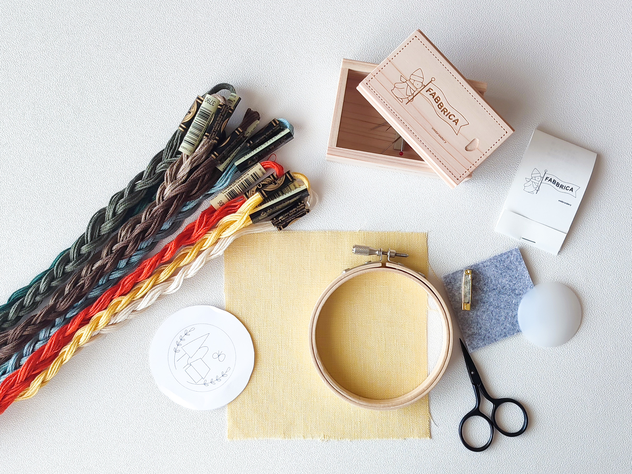 森とお家のブローチ①　基本を学びながら刺繍に慣れましょうの画像