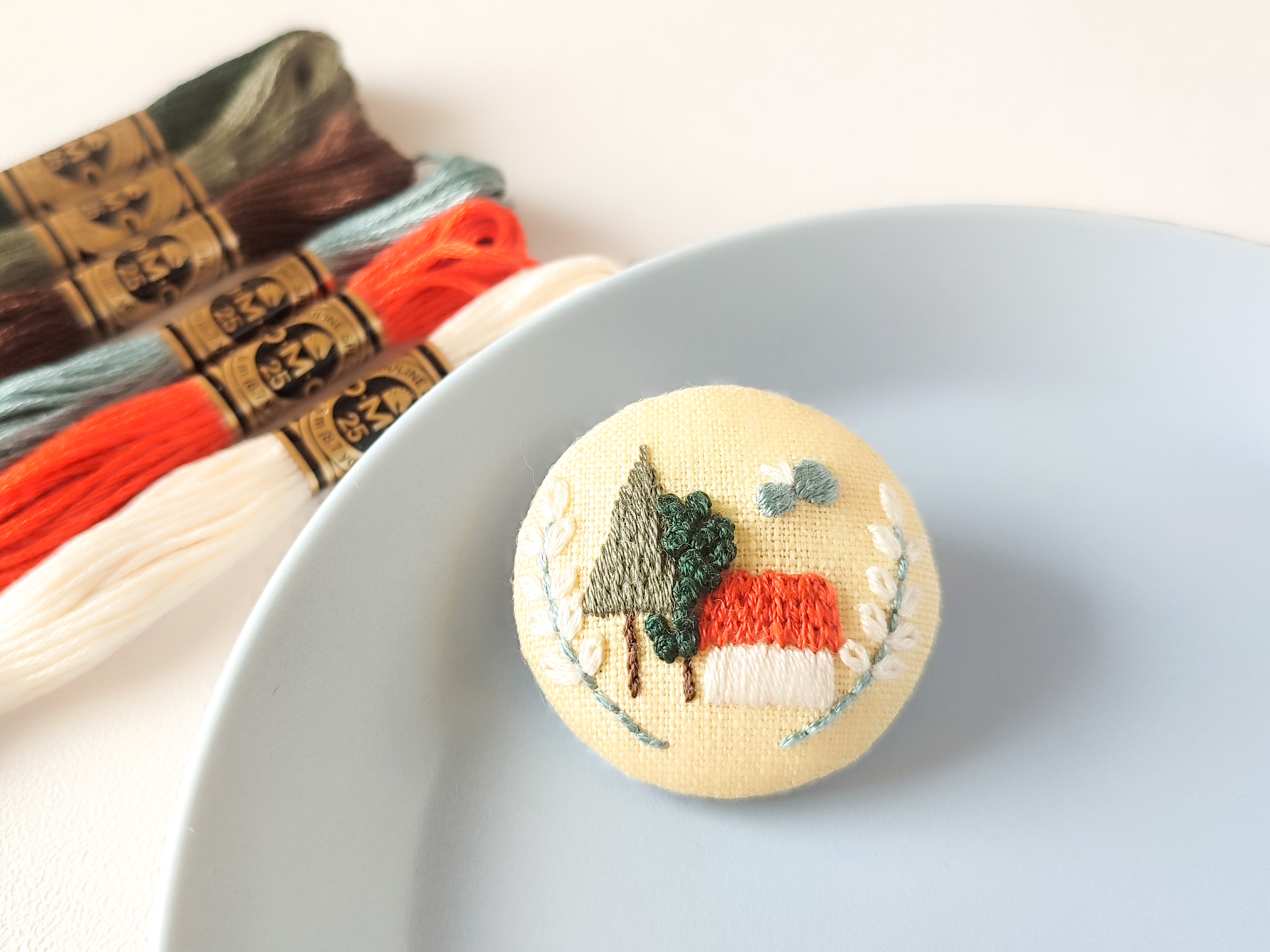 森とお家のブローチ③　刺繍の仕上げとブローチの作り方の画像