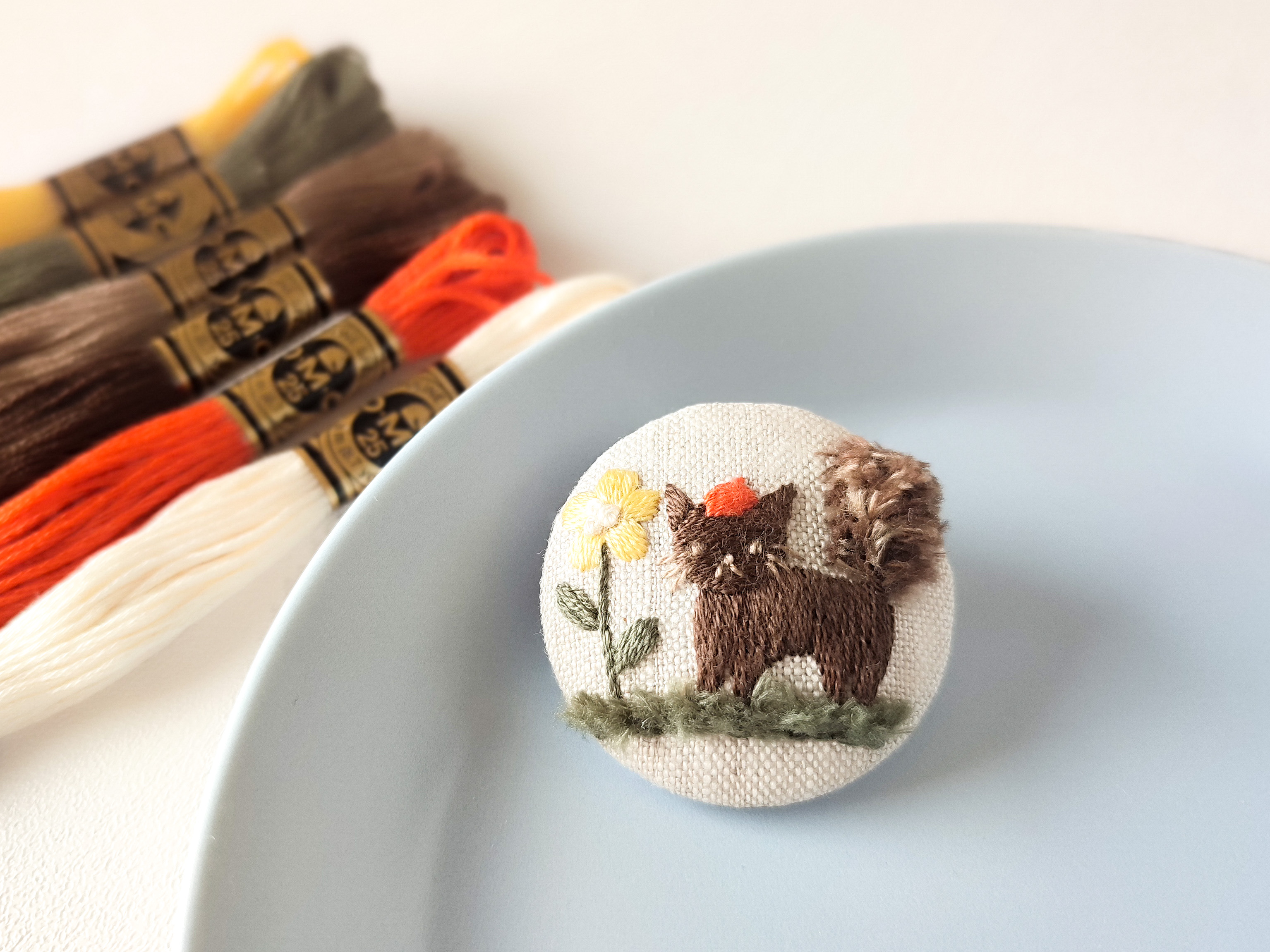 ふわふわしっぽのネコのブローチ①ターキーノットステッチに挑戦しましょうの画像