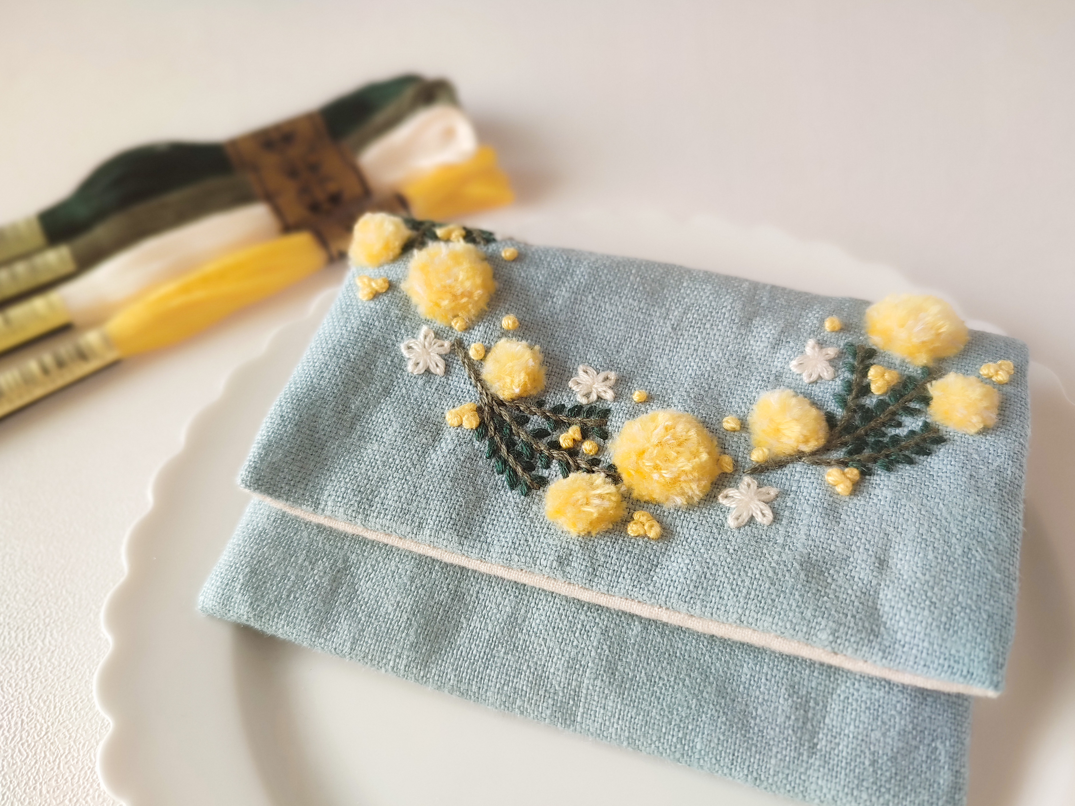 ふわふわミモザの小物入れ①茎、葉っぱ、小花を刺繍しましょうの画像