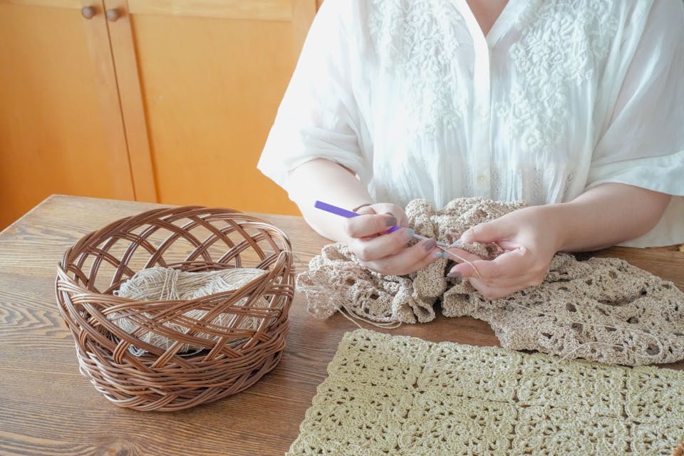 「編むことで癒される」花のモチーフから始まった、編み物作家uzu.先生の歩み