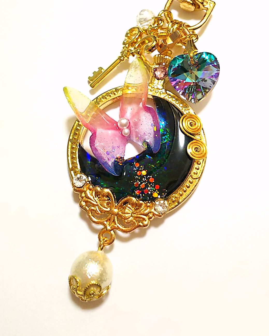 蝶が舞う三日月懐中時計キーホルダー