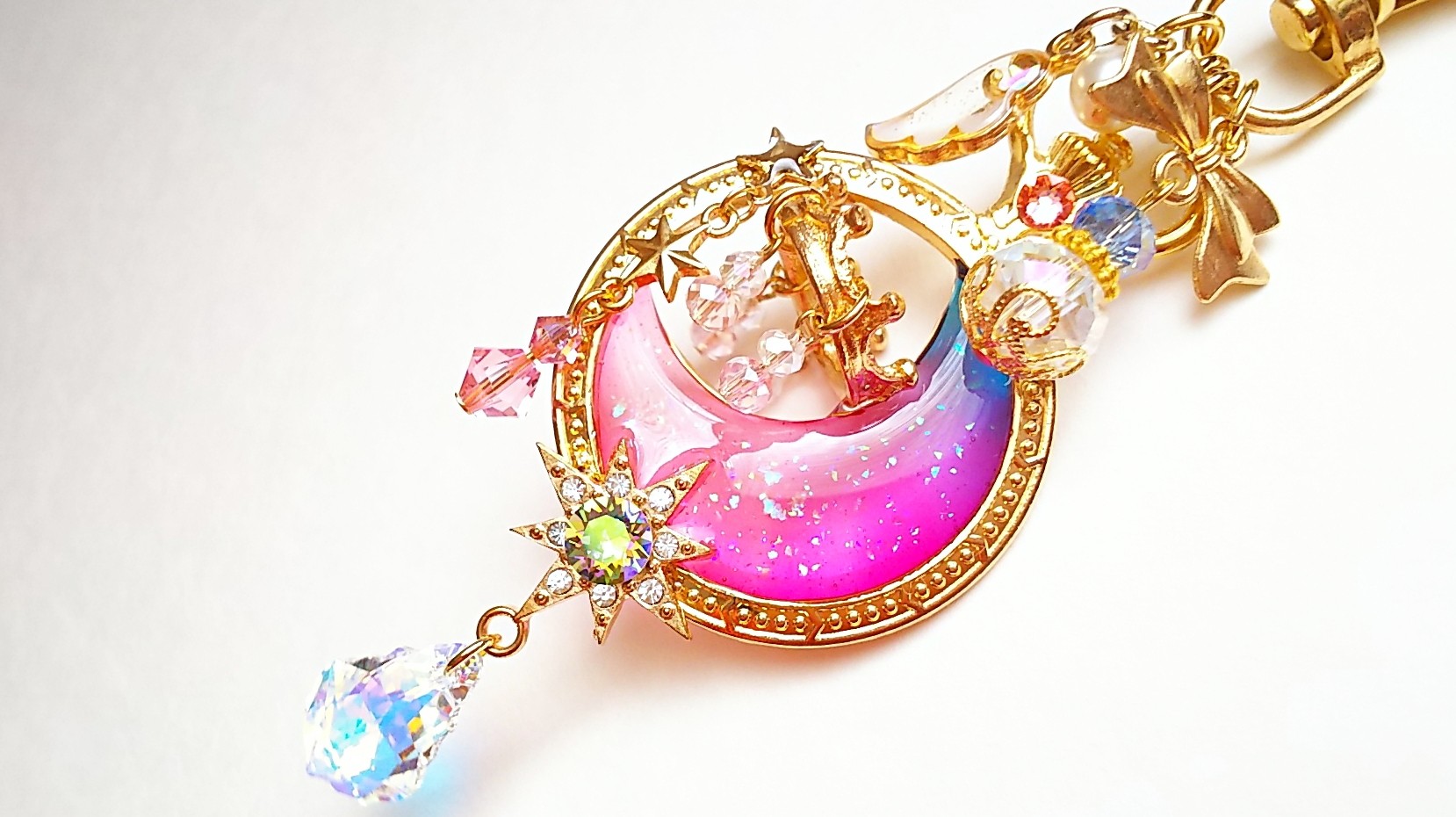 ピンクブルーカラーの三日月立体シャンデリアキーホルダー