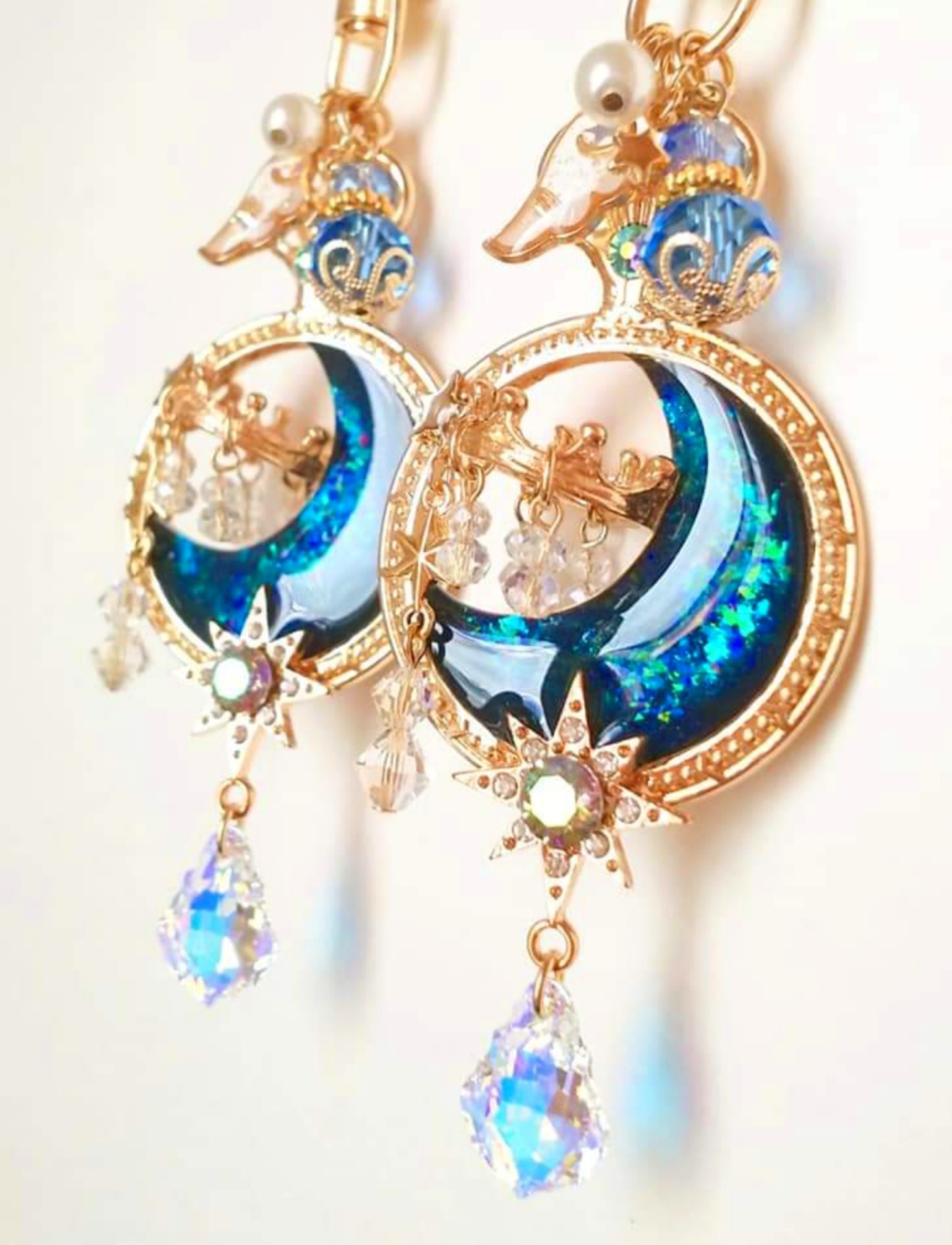 ブラックブルーのエメラルド三日月立体シャンデリアキーホルダー