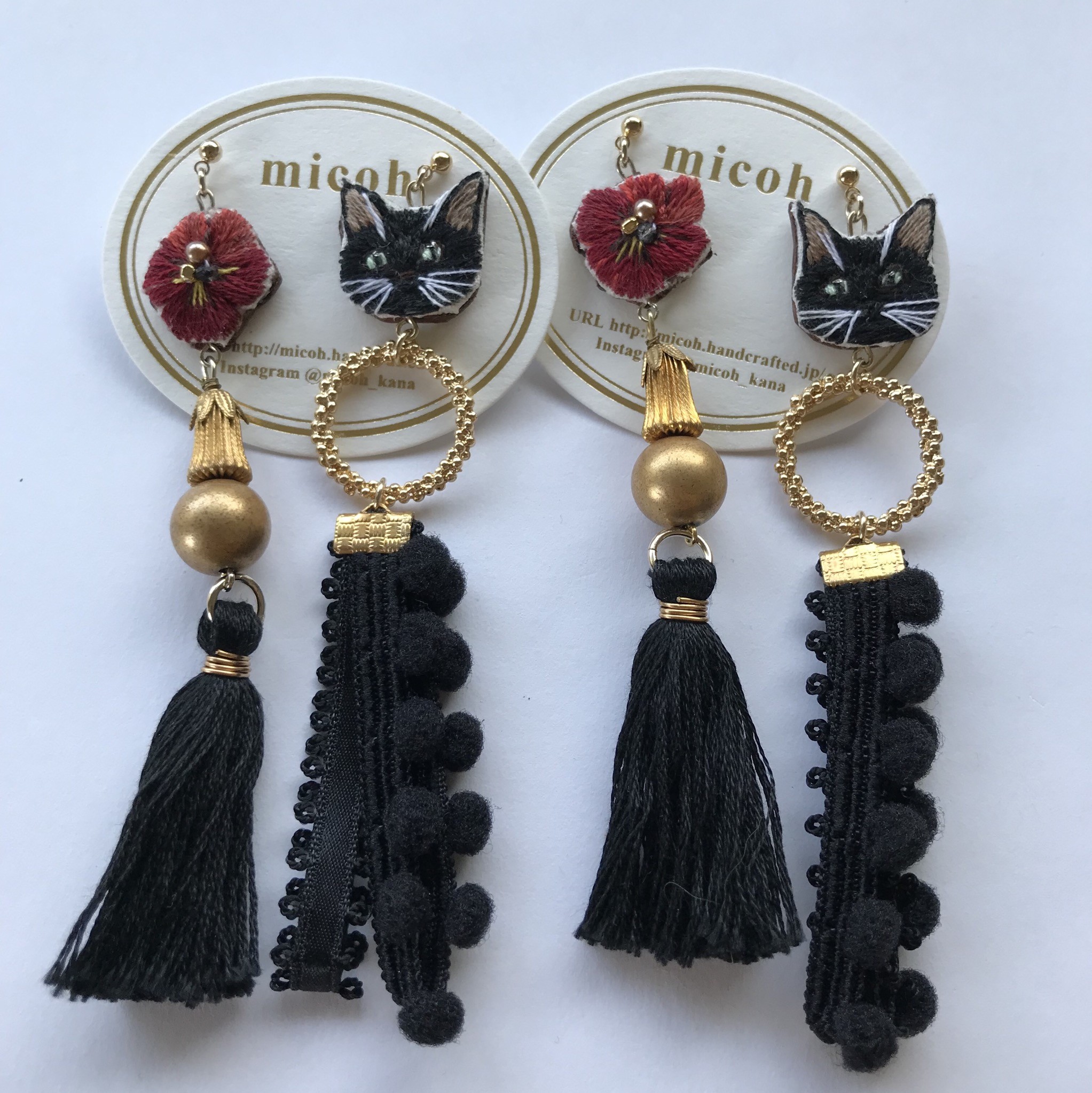 黒猫とビオラのブラックタッセルピアス