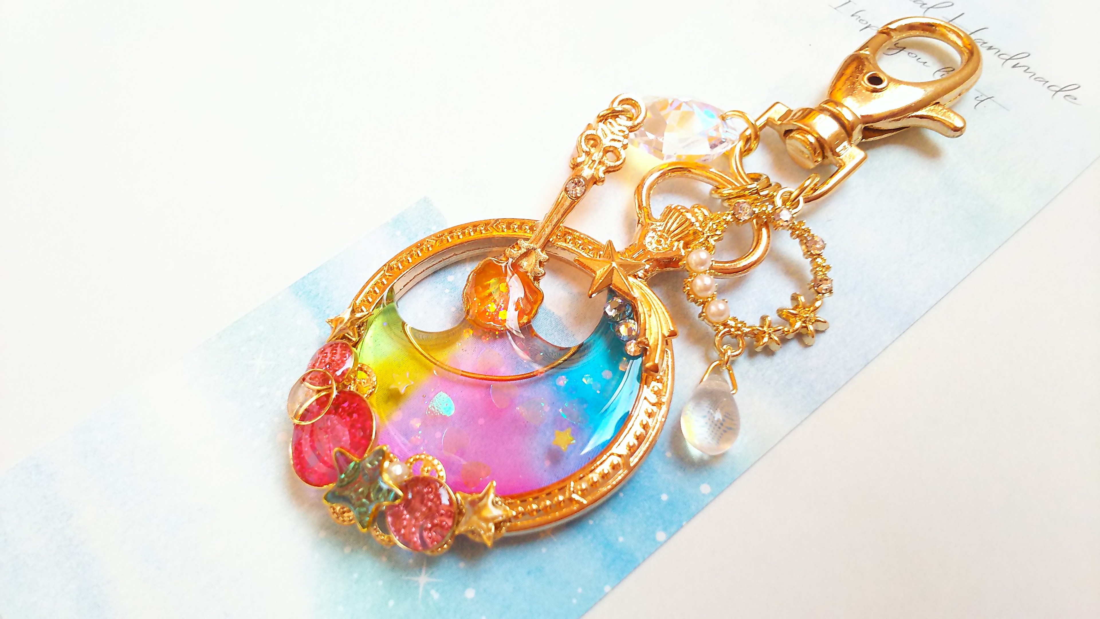 レインボーカラーの三日月キーホルダー