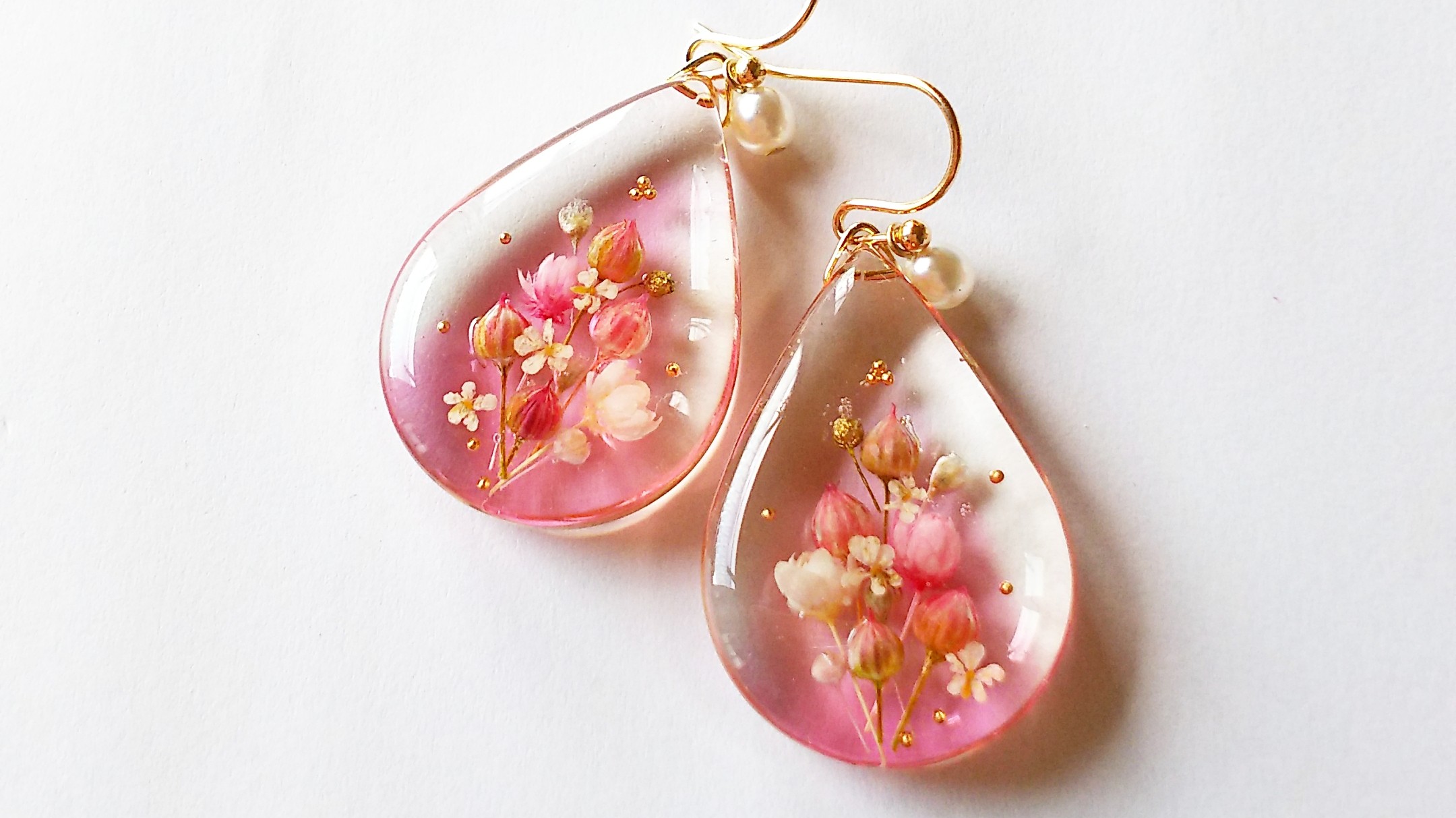 いちごカラーのお花の耳飾り