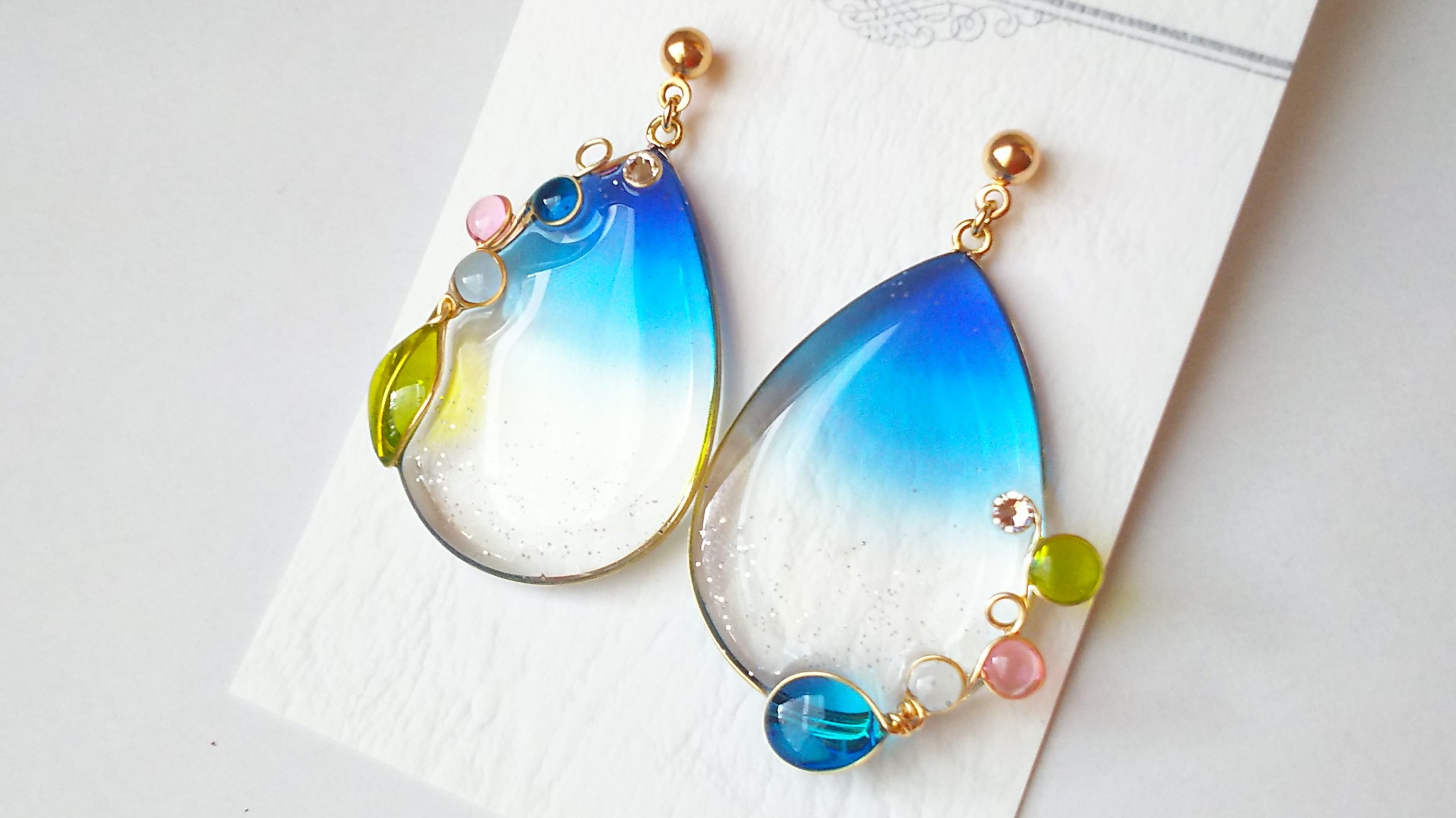 ブルーグラデーションの大ぶり耳飾り