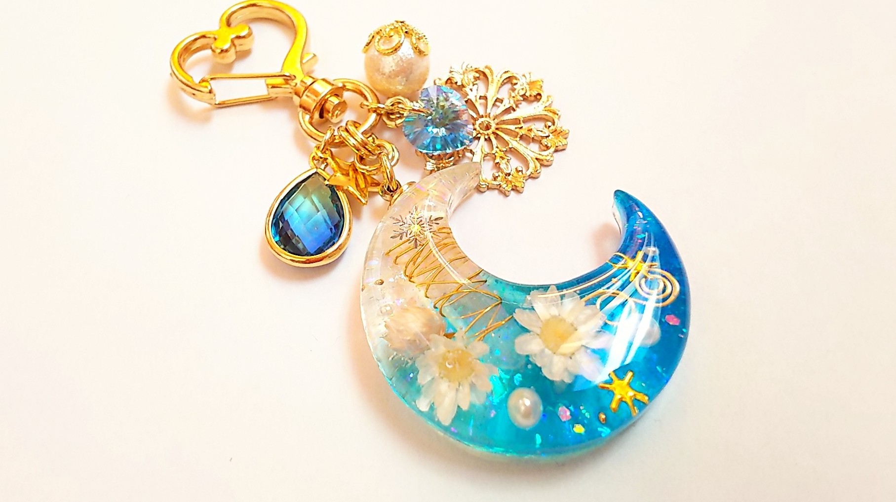 ブルーグラデーションのオルゴナイト三日月キーホルダー