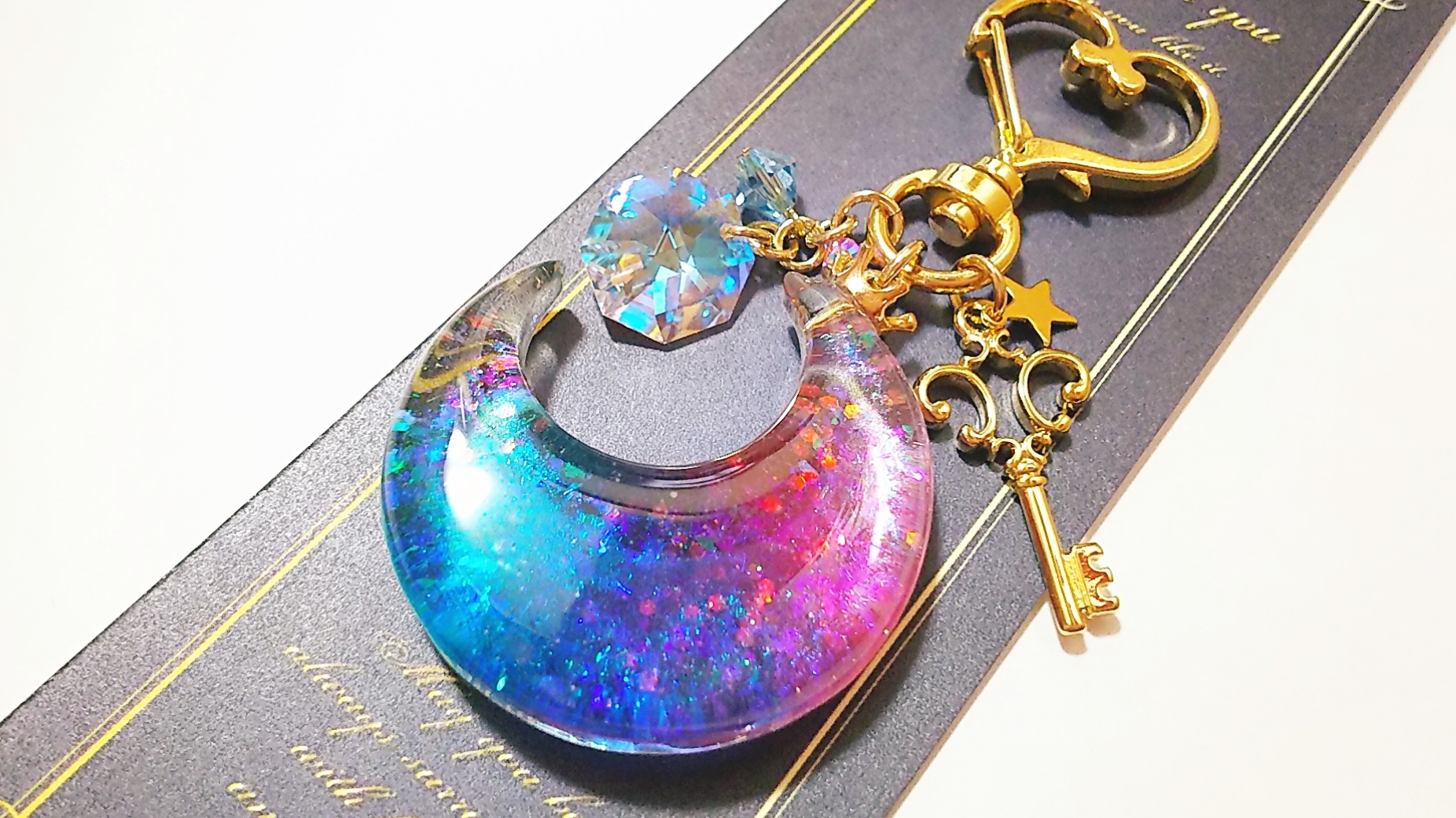 幻想的な三日月のキーホルダー①